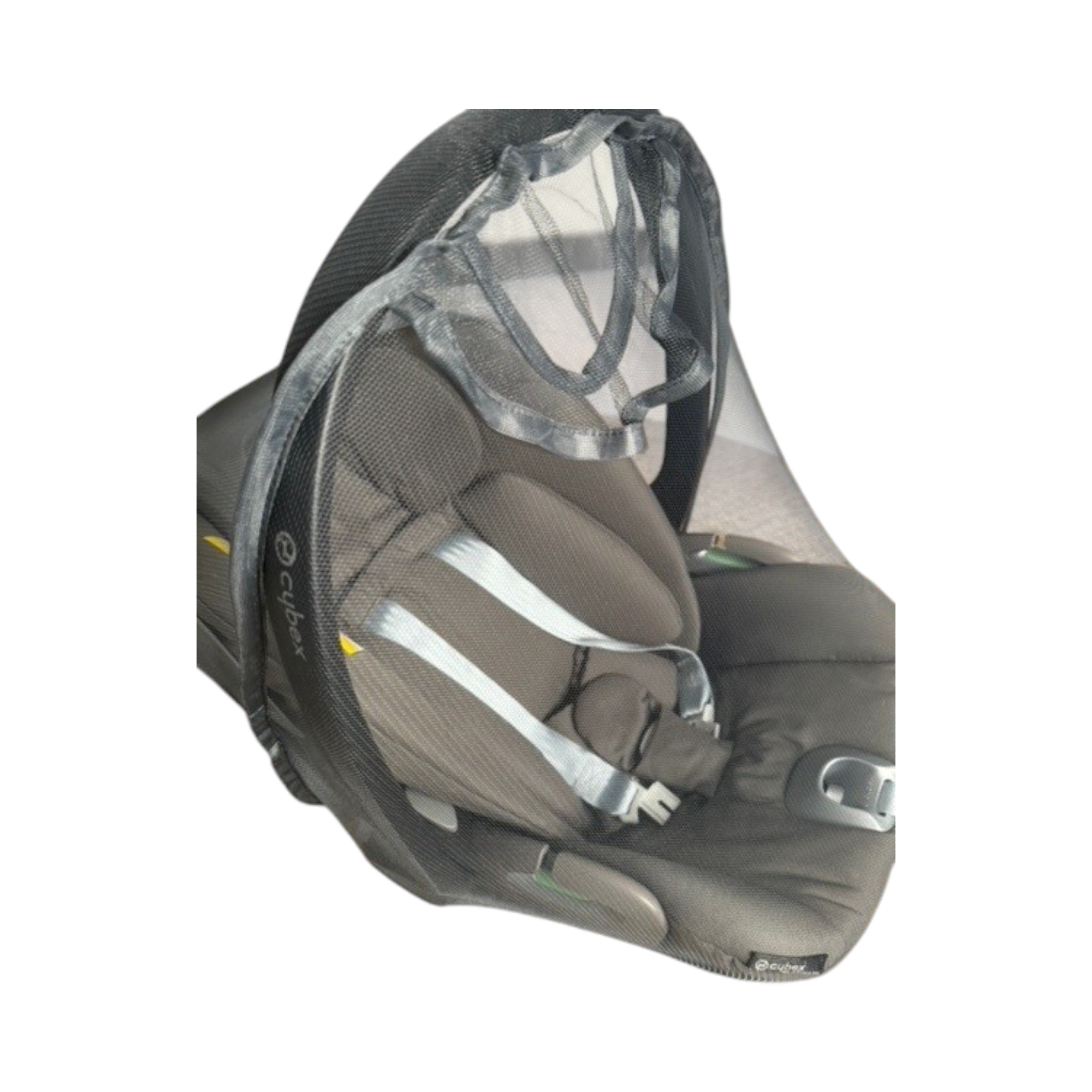 Moskitonetz an Babyschale befestigt