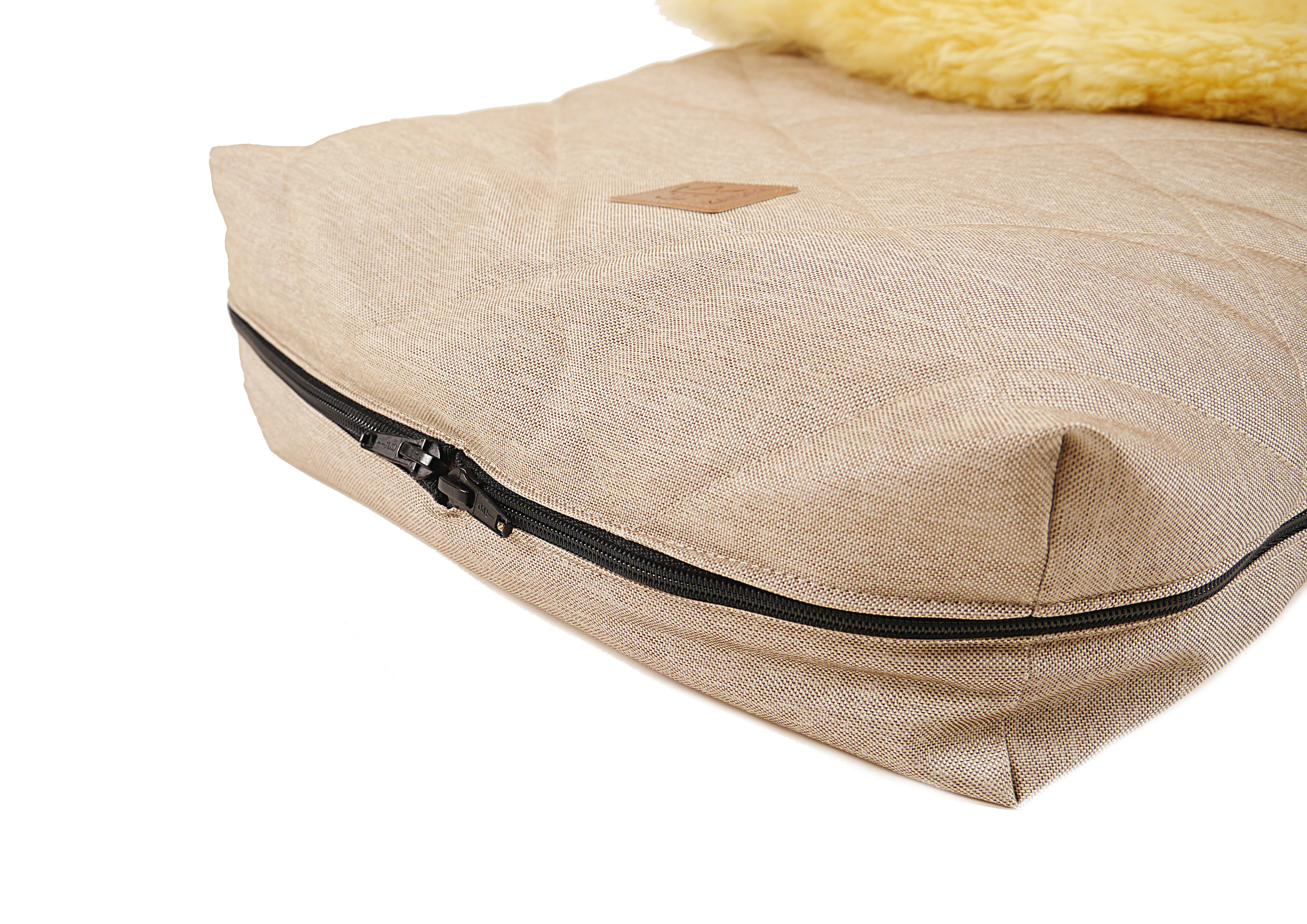 Detailansicht Reißverschluss des Winterfußsacks in der Farbe sand melange mit Lammfell