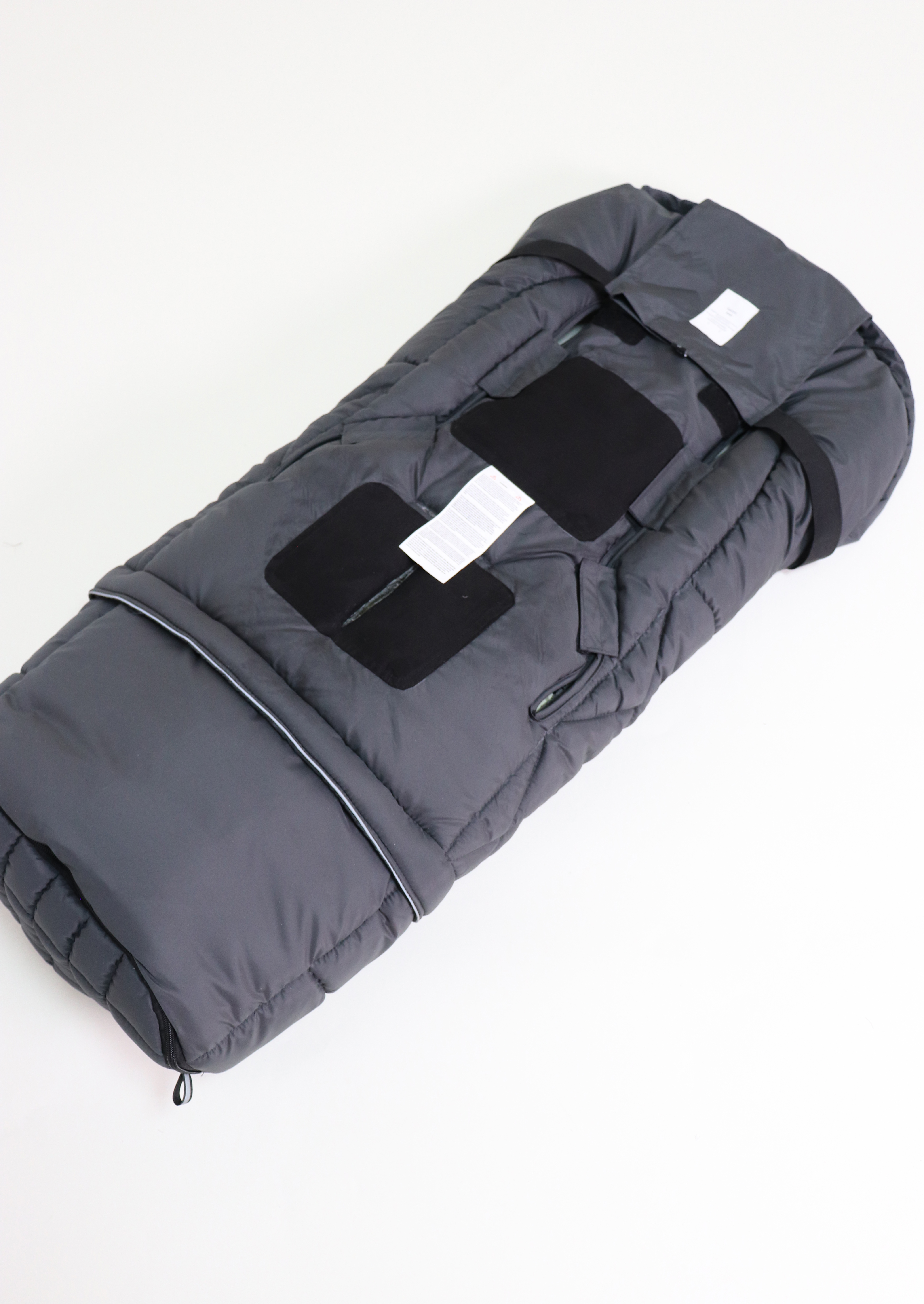 Geschlossener Fußsack mit einem Sherpa-Futter in der Farbe anthrazit Rückseite