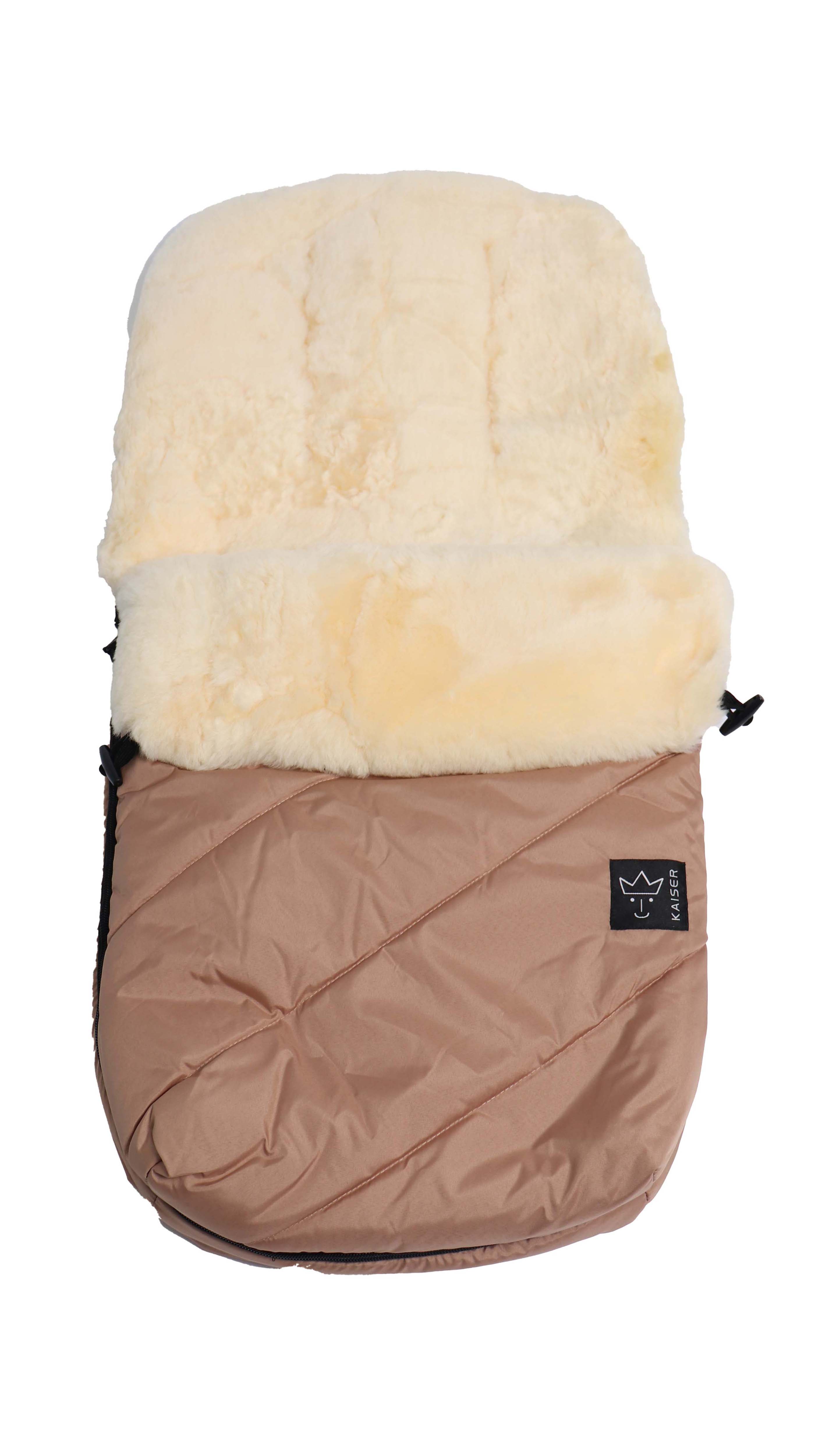 Fußsack mit dem Lammfell-Innenfutter in sand