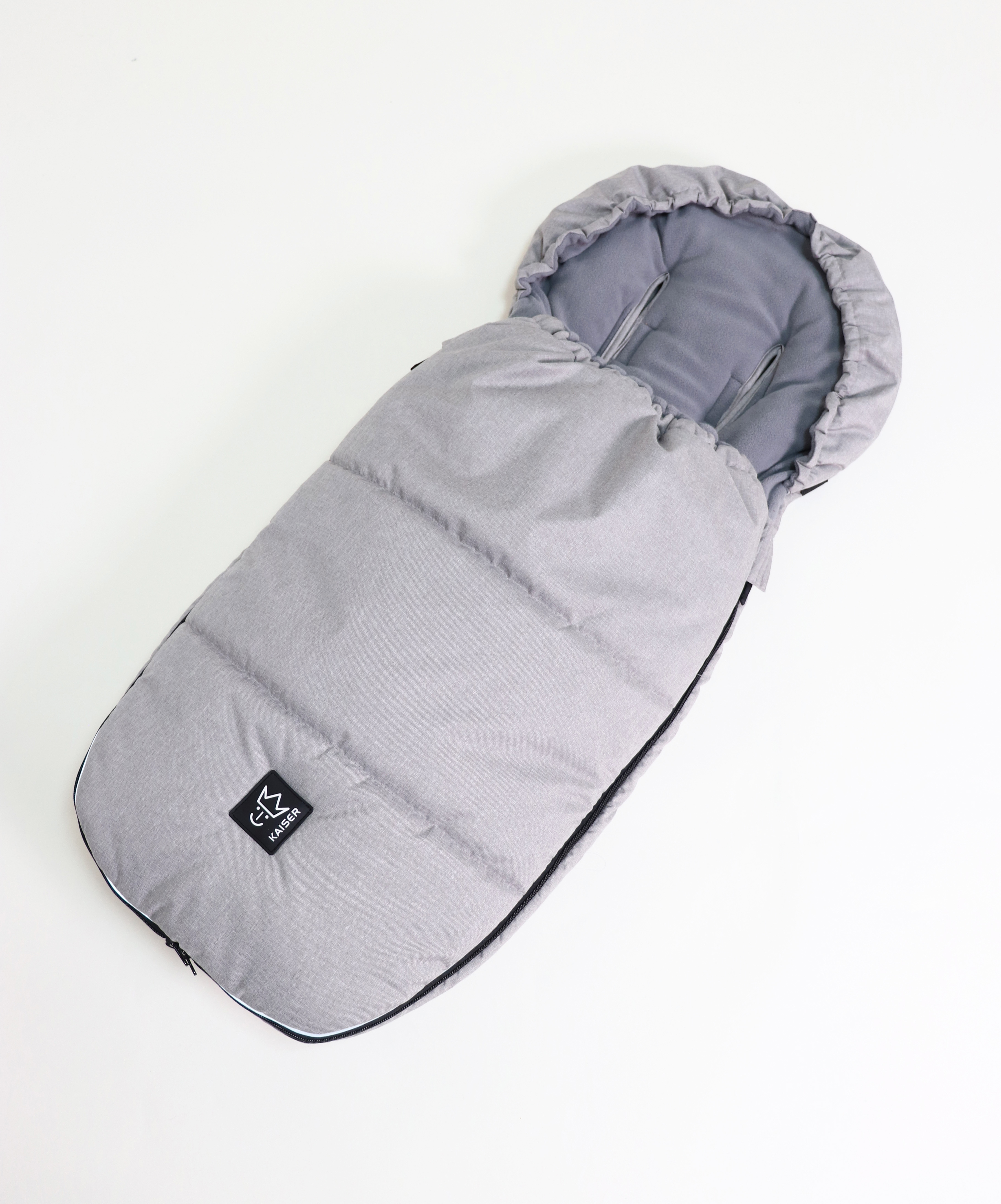 Thermofußsack LUKKY in der Farbe light grey melange mit schwarzem Logo liegt quer