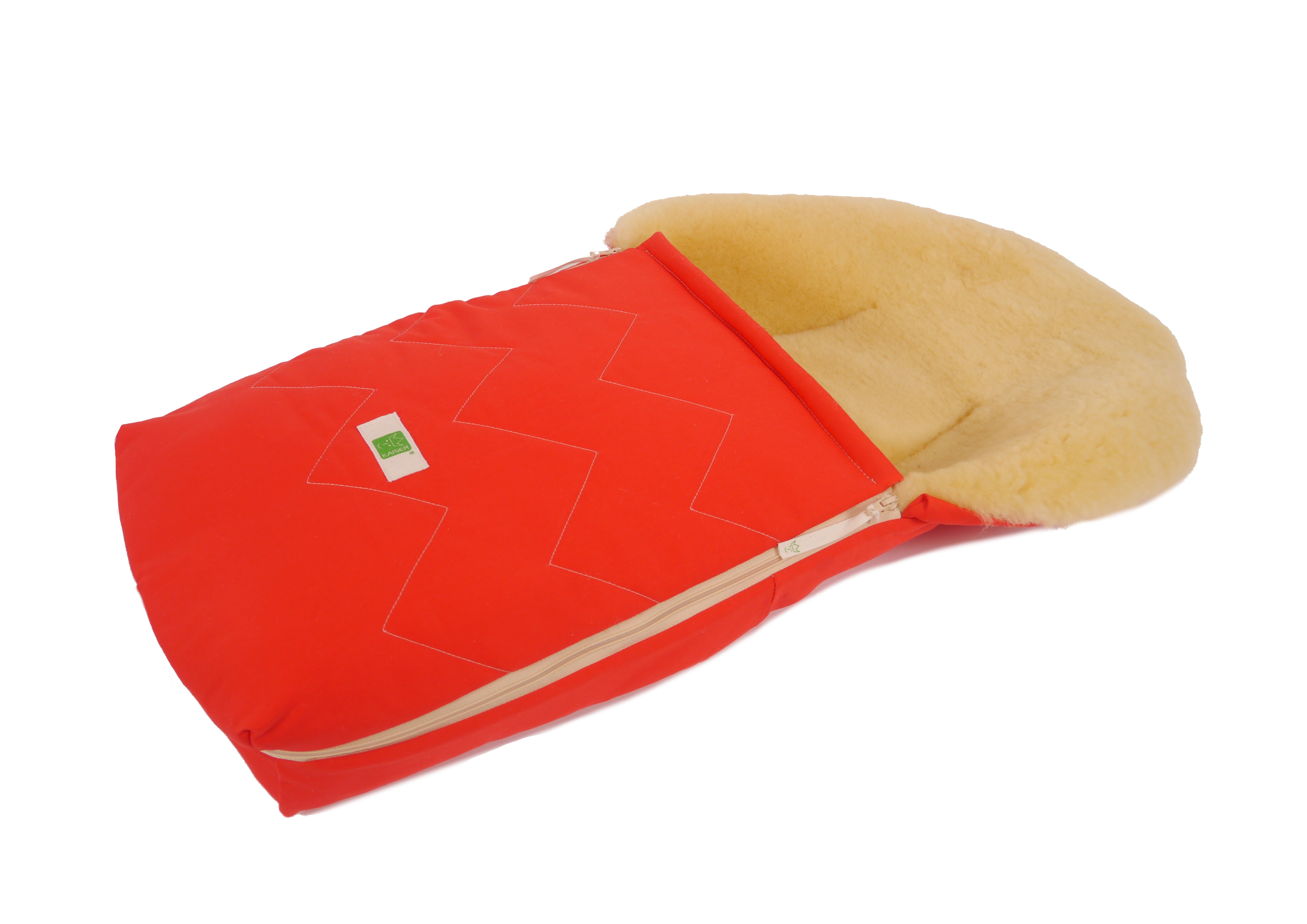 Lammfell-Fußsack von Kaiser in red, geöffnet, seitlich