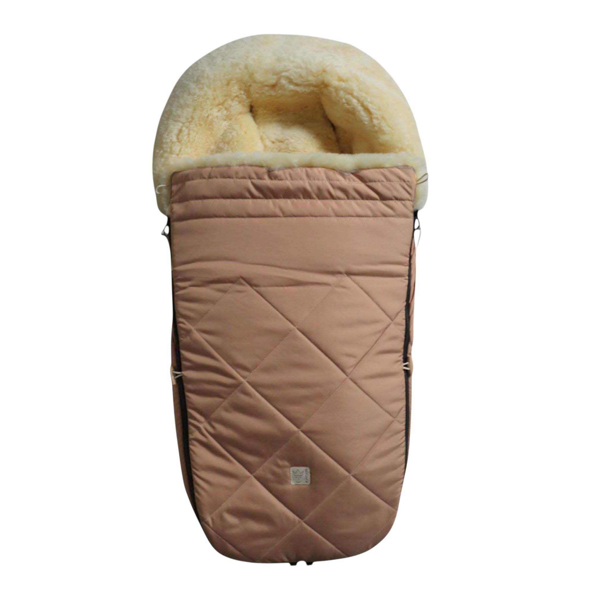 Fußsack in sand Rautenmuster und beigem Lammfell, aufrecht dargestellt.