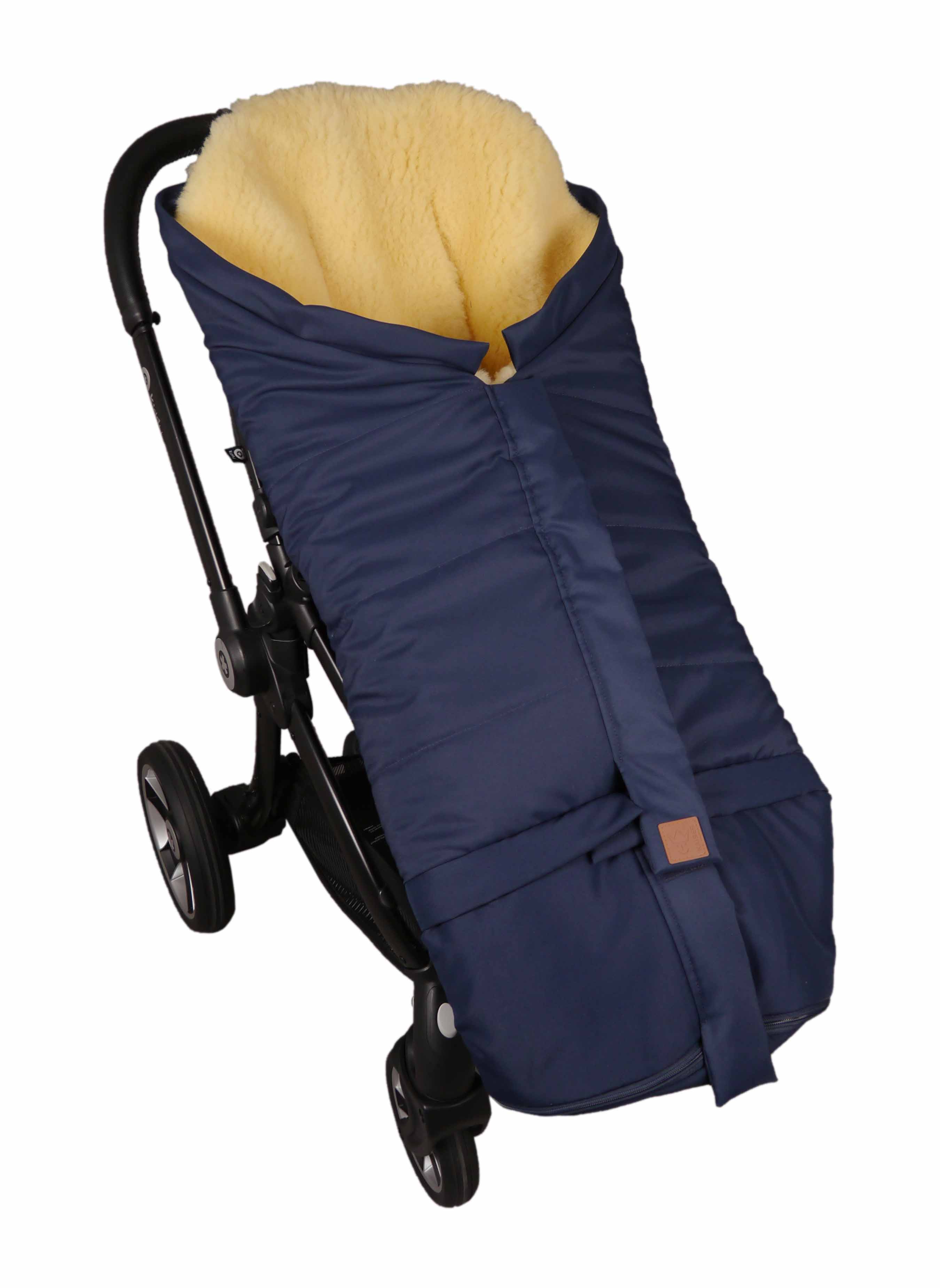 Fußsack mit dem Lammfell-Innenfutter in der Farbe navy ist in einem Kinderwagen eingesetzt