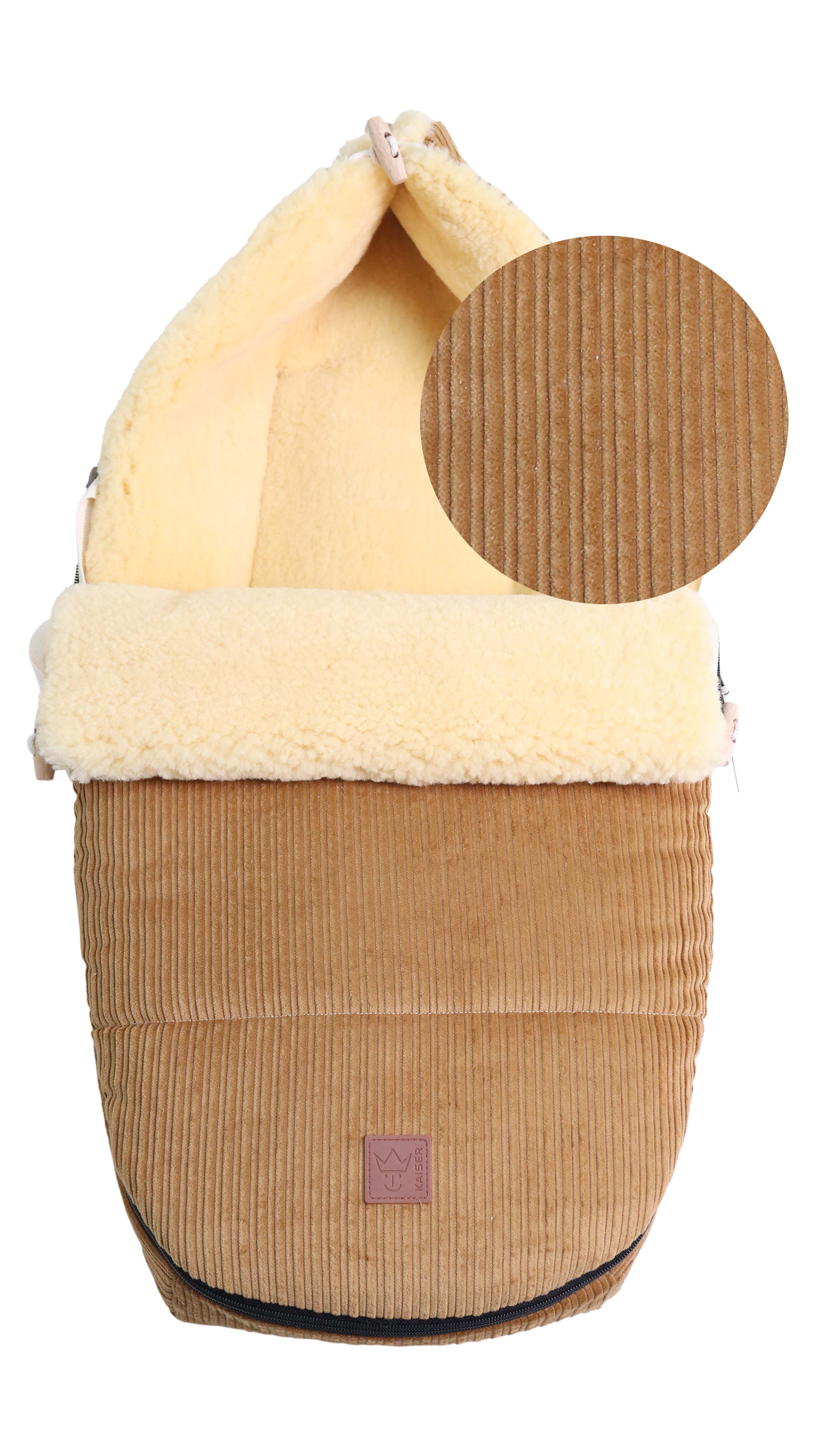 FILIA CORD Babyschalen Fußsack mit Lammfell in der Farbe camel, Vorderansicht