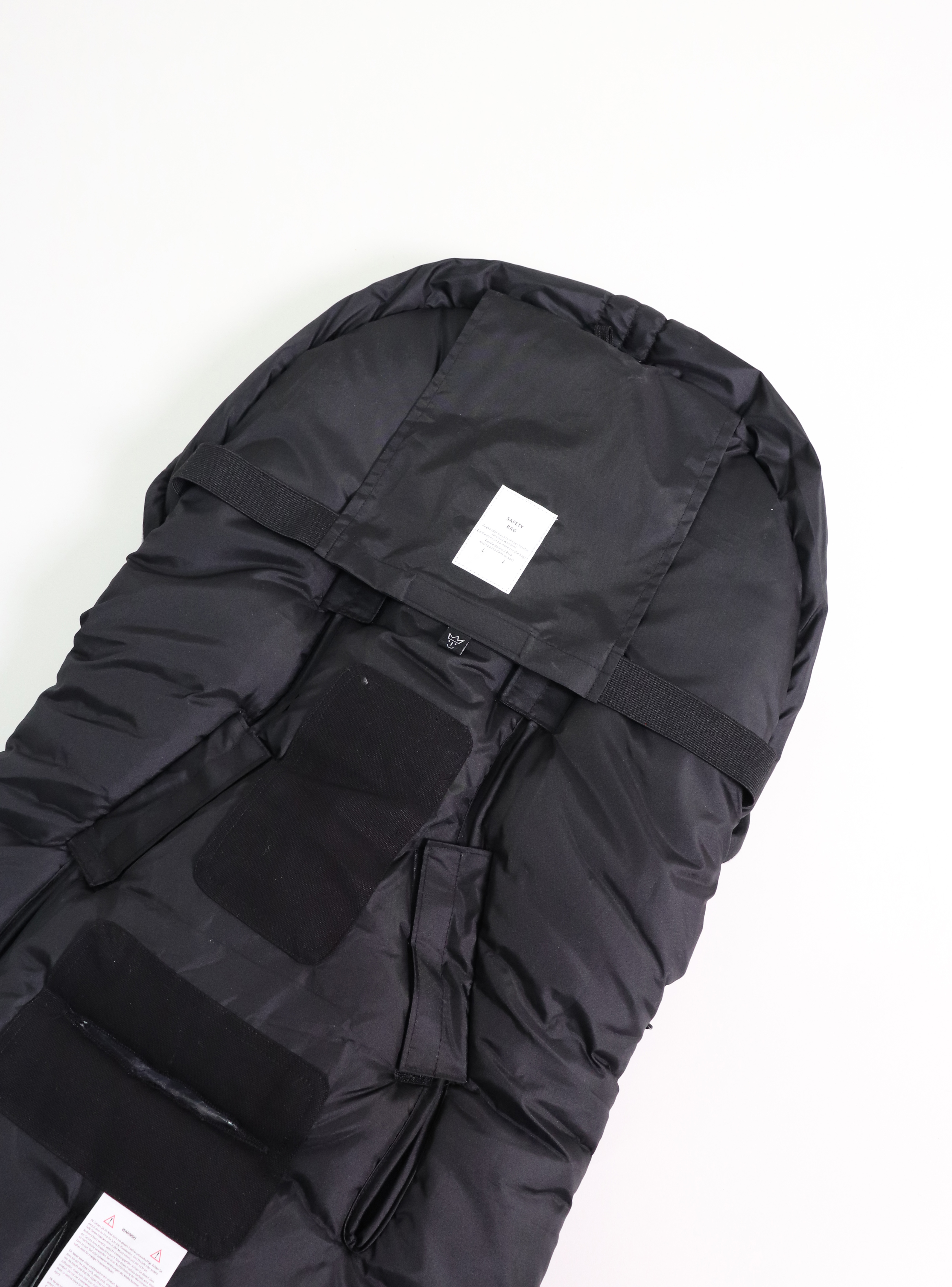 LUKKY - universal stroller footmuff Thermofußsack LUKKY in der Farbe schwarz mit schwarzem Logo Rückseite