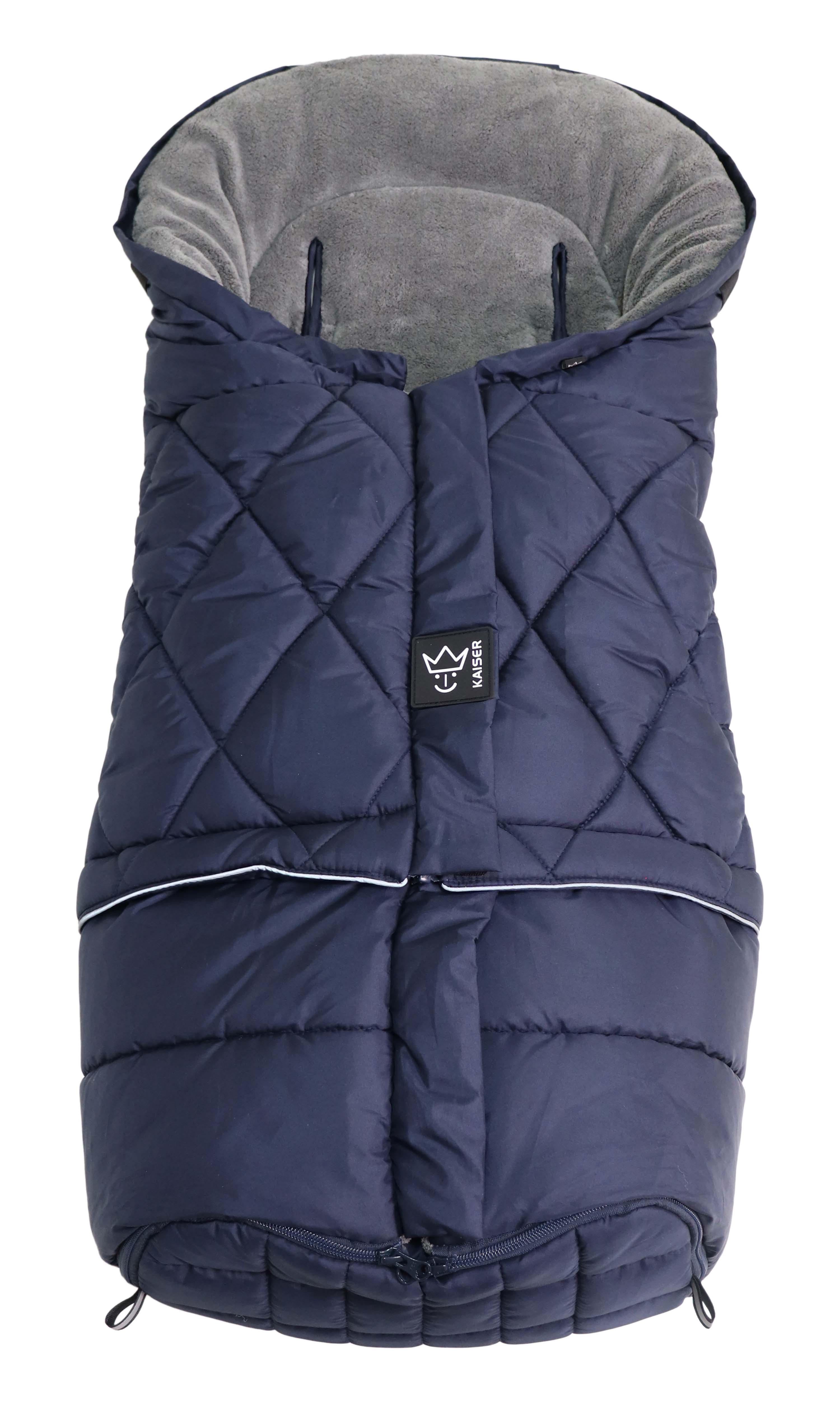 Geschlossener Fußsack mit einem Sherpa-Futter in der Farbe navy