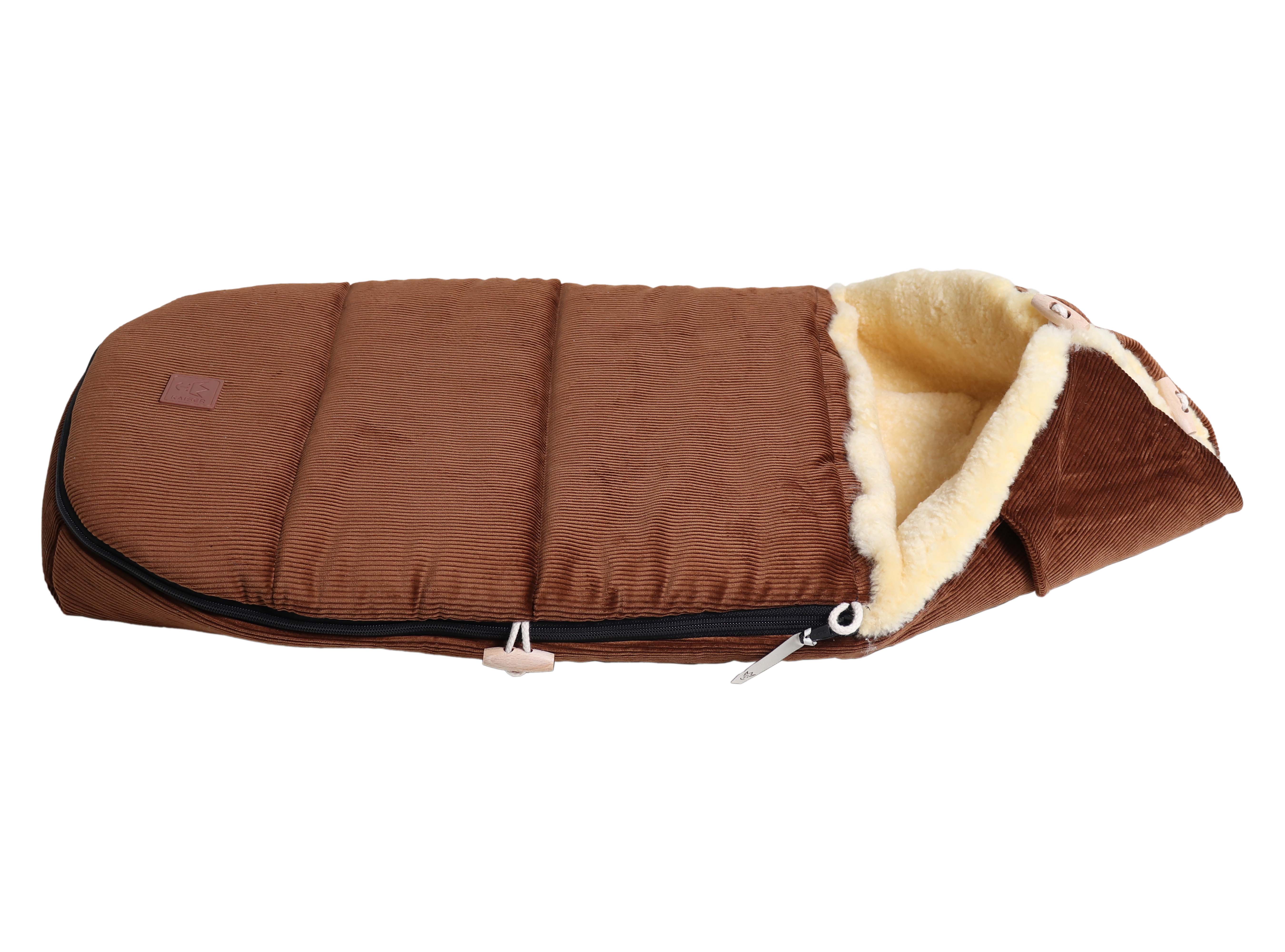 FILIA CORD Babyschalen Fußsack mit Lammfell in der Farbe brown, Seitenansicht liegend