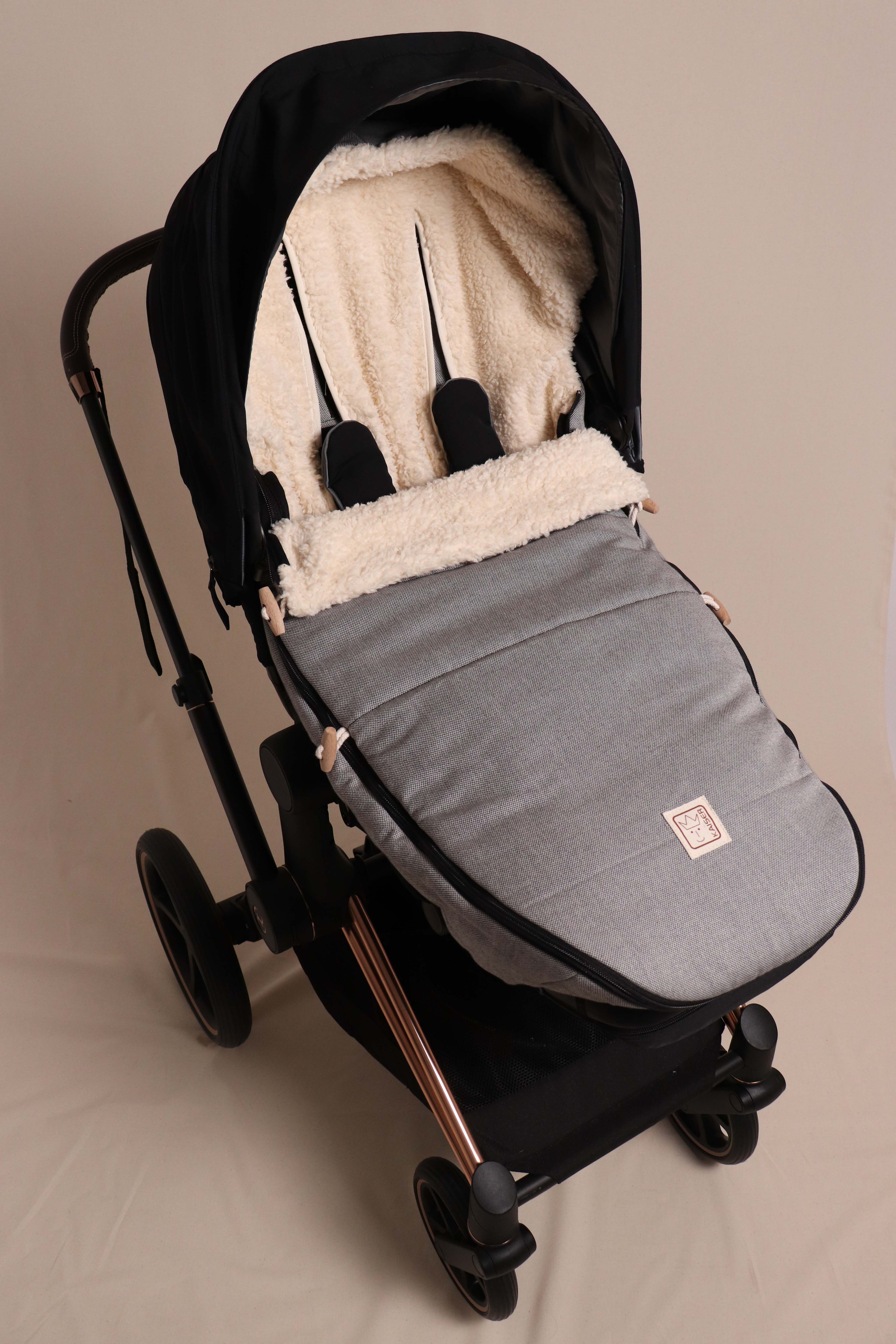 NATURELL ORGANIC COTTON BIO Fußsack in der Farbe black nature in einem Kinderwagen eingesetzt