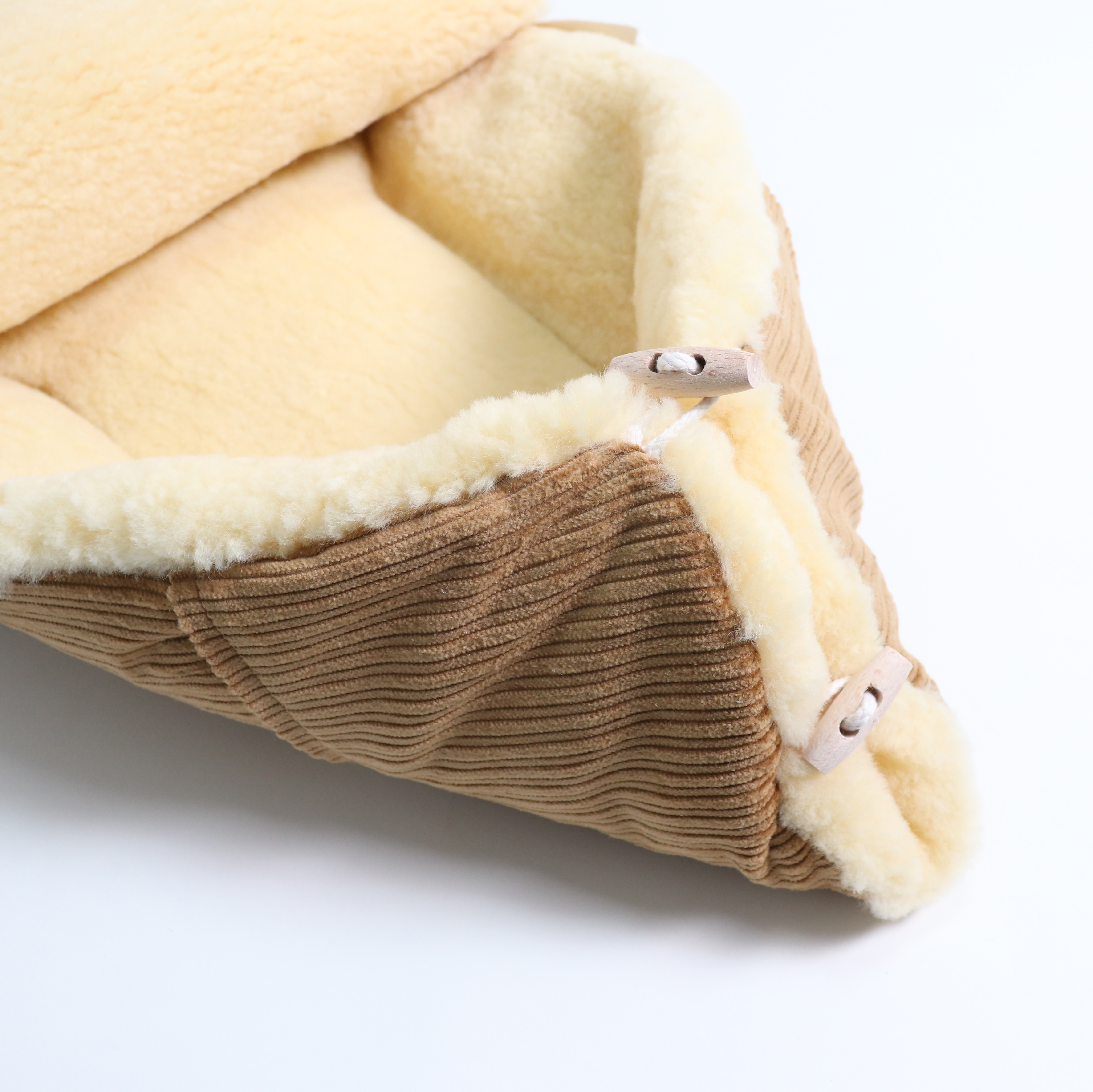 FILIA CORD Babyschalen Fußsack mit Lammfell in der Farbe camel Kapuzenansicht