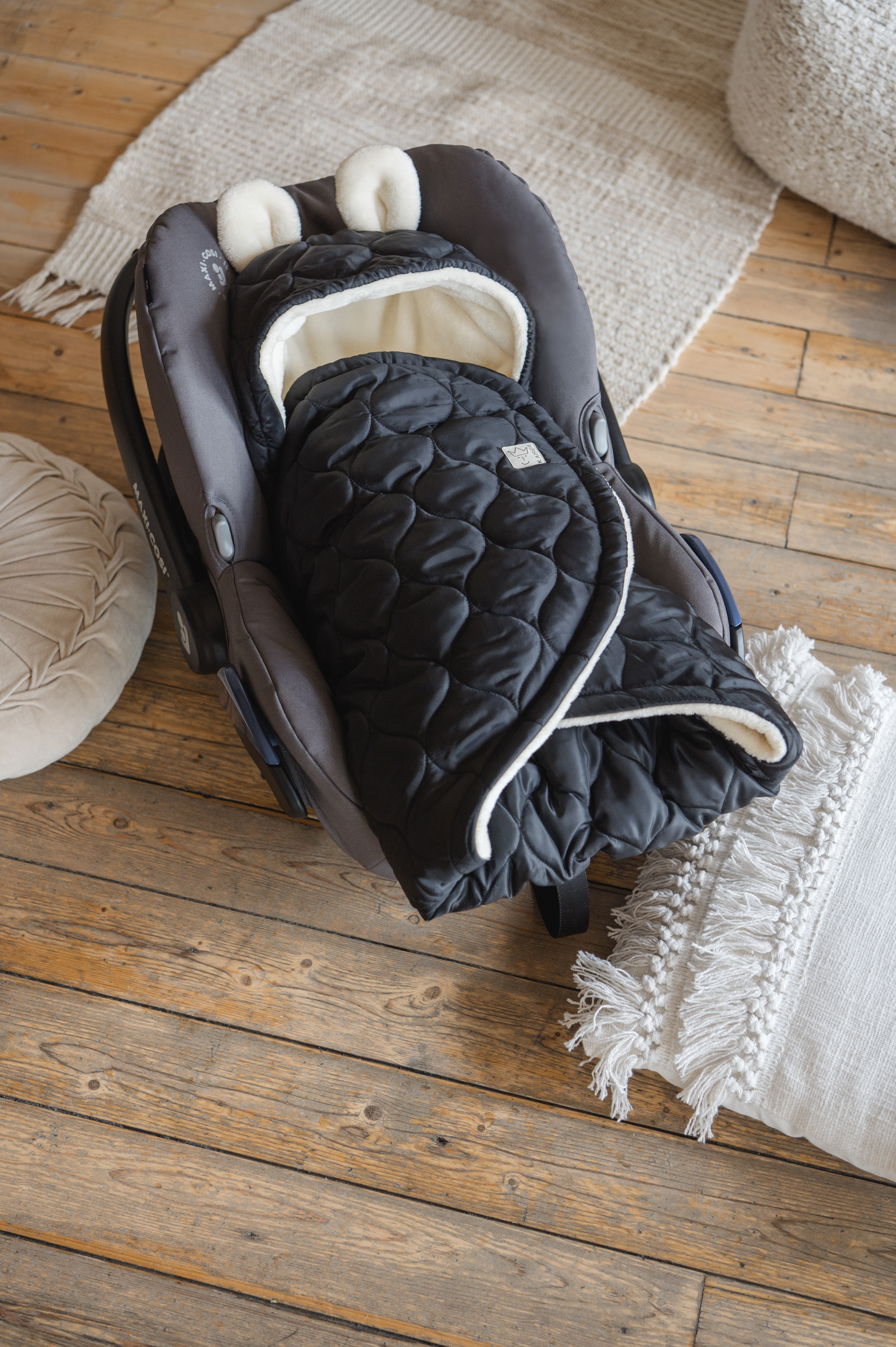 RECY SMALL, Babyschalen Wrap Kaiser Einschlagdecke in der Farbe black/cream mit Ohren, in Babyschale