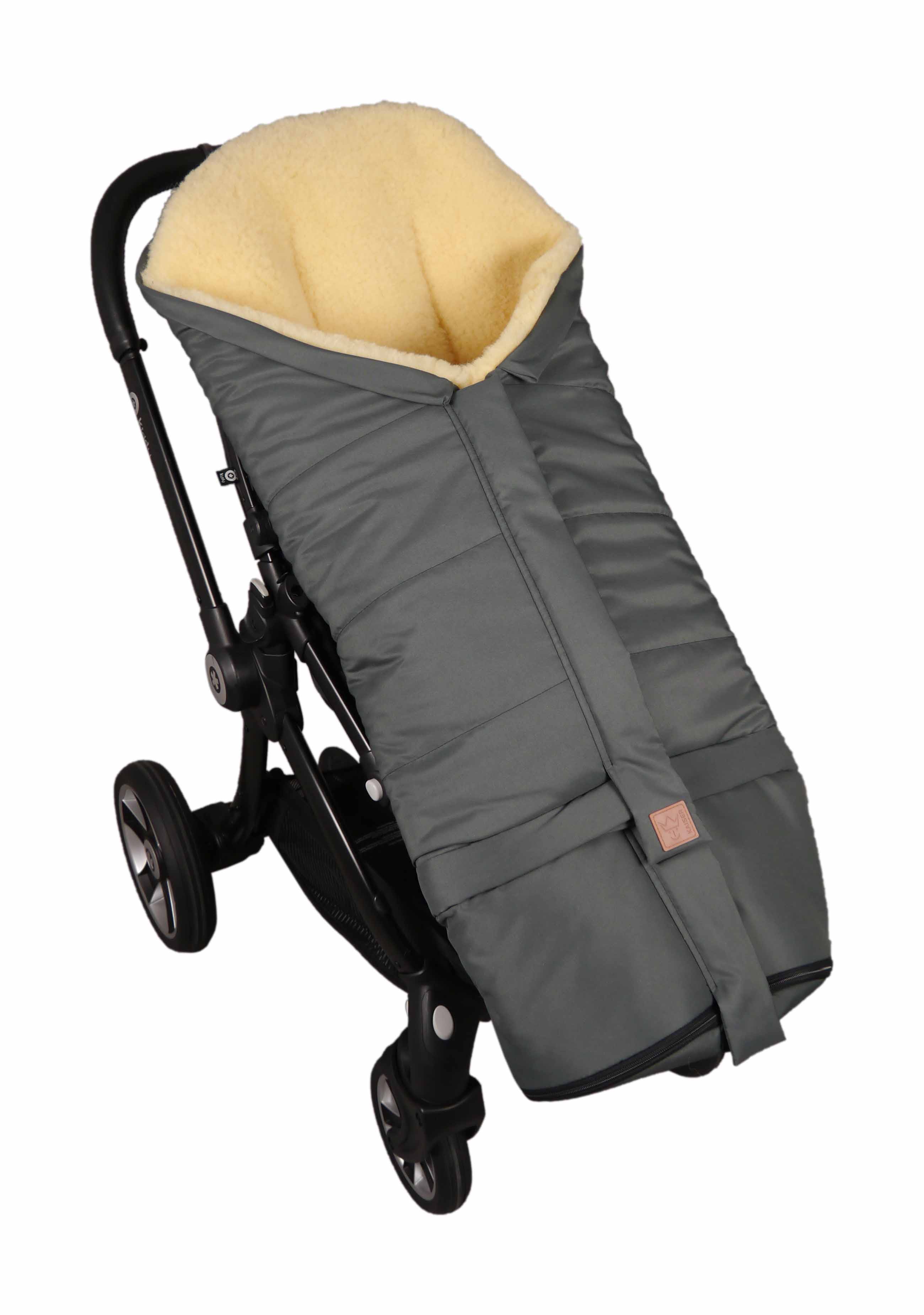 JONA 2in1 Lammfellfußsack Fußsack mit dem Lammfell-Innenfutter in der Farbe anthracite ist in einem Kinderwagen eingesetzt