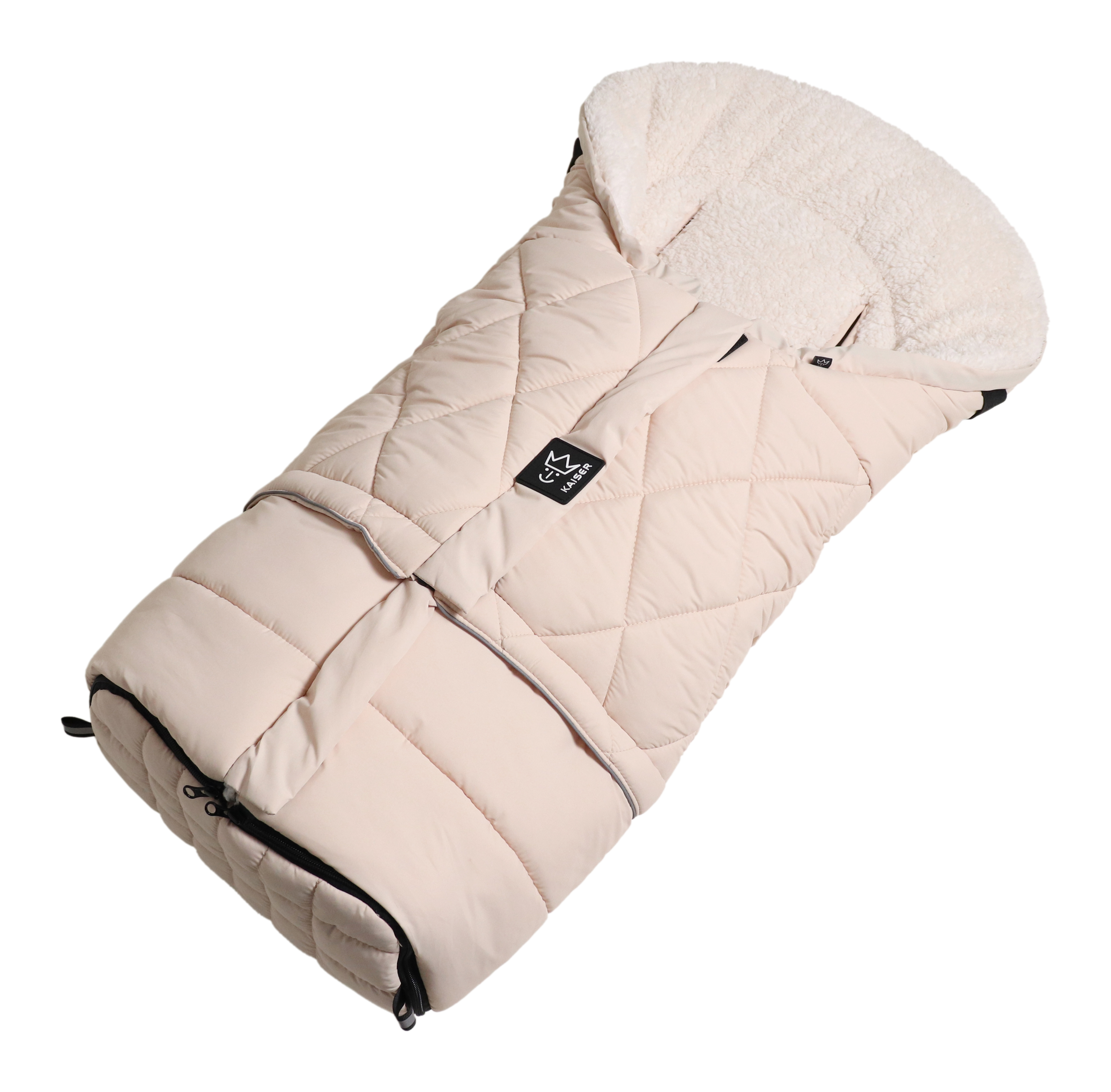 Fußsack mit einem Sherpa-Futter in der Farbe sand liegt quer