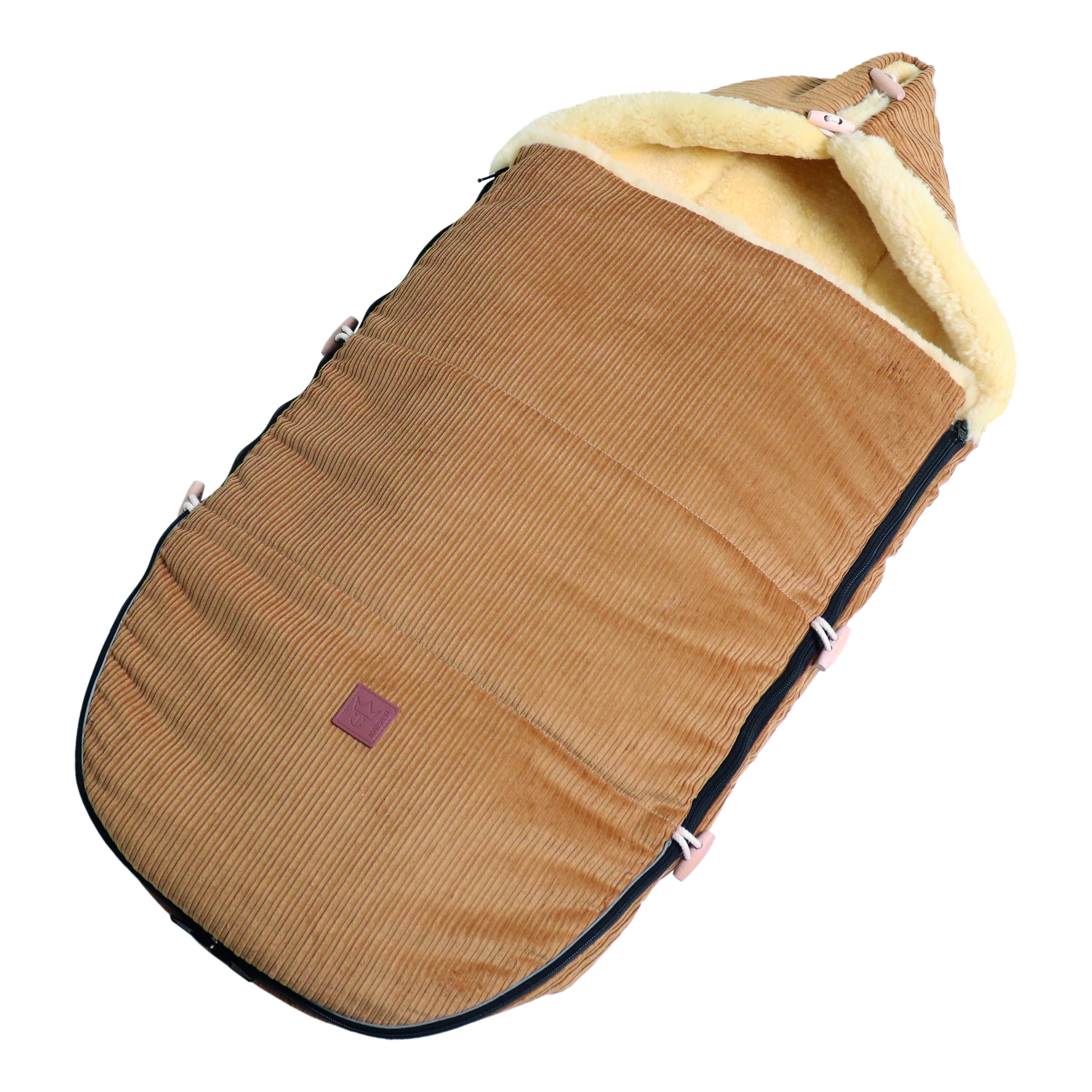 Fußsack mit dem Lammfell-Innenfutter in der Farbe camel liegt quer
