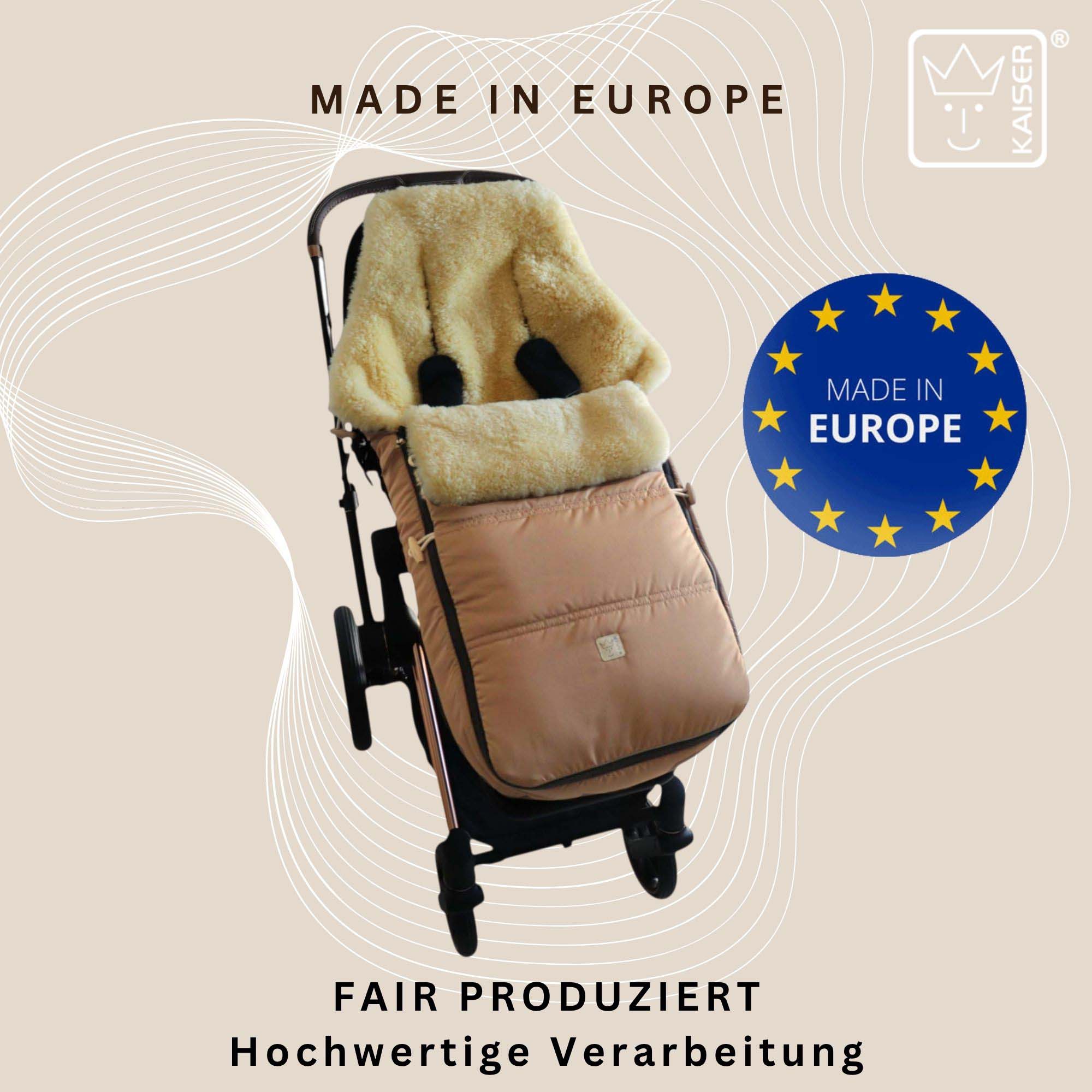 Fußsack im Kinderwagen mit Label „Made in Europe“ und Hinweis auf faire, hochwertige Produktion.