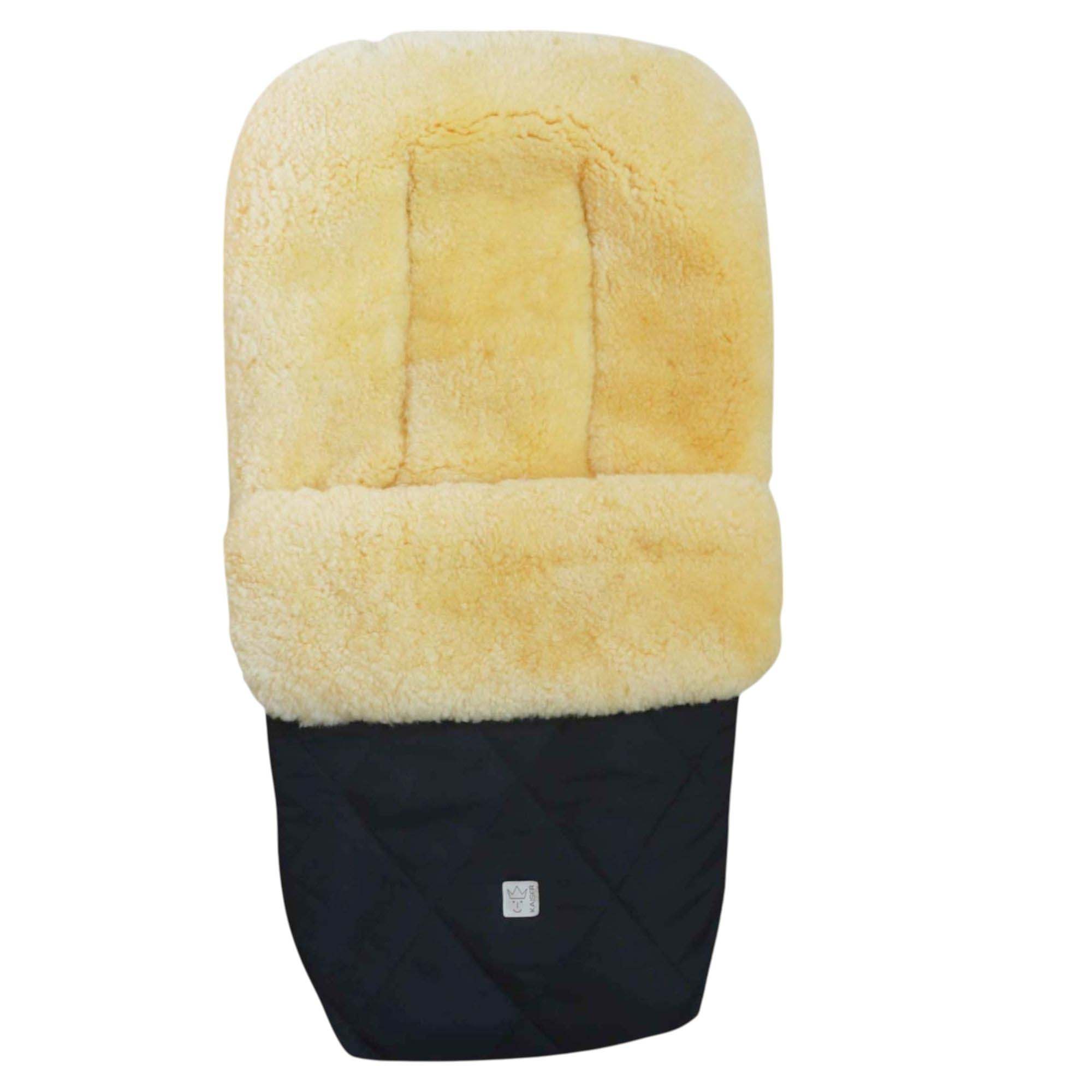 Fußsack in schwarz Rautenmuster und beigem Lammfell, aufrecht dargestellt.