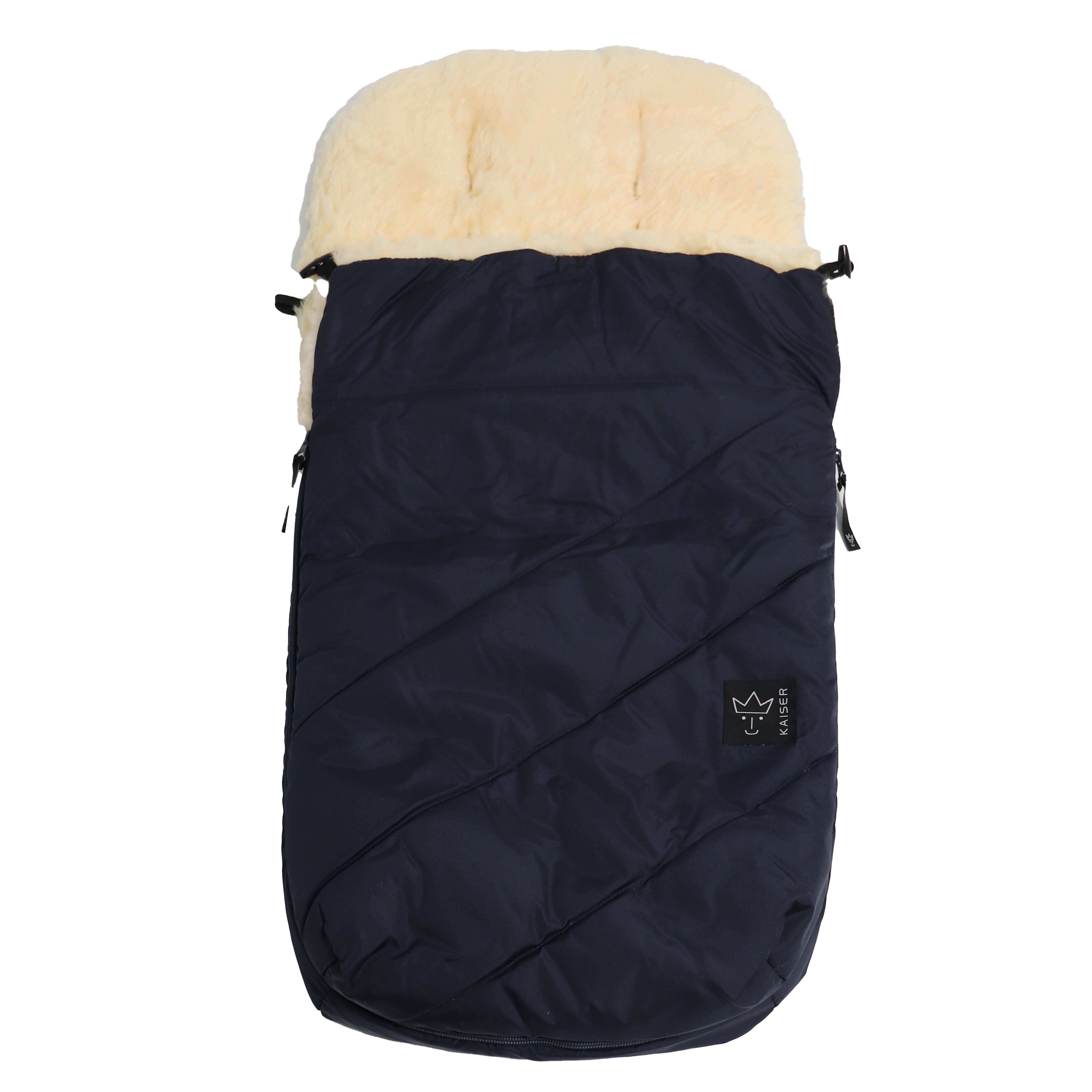 zugemachter Fußsack mit dem Lammfell-Innenfutter in navy