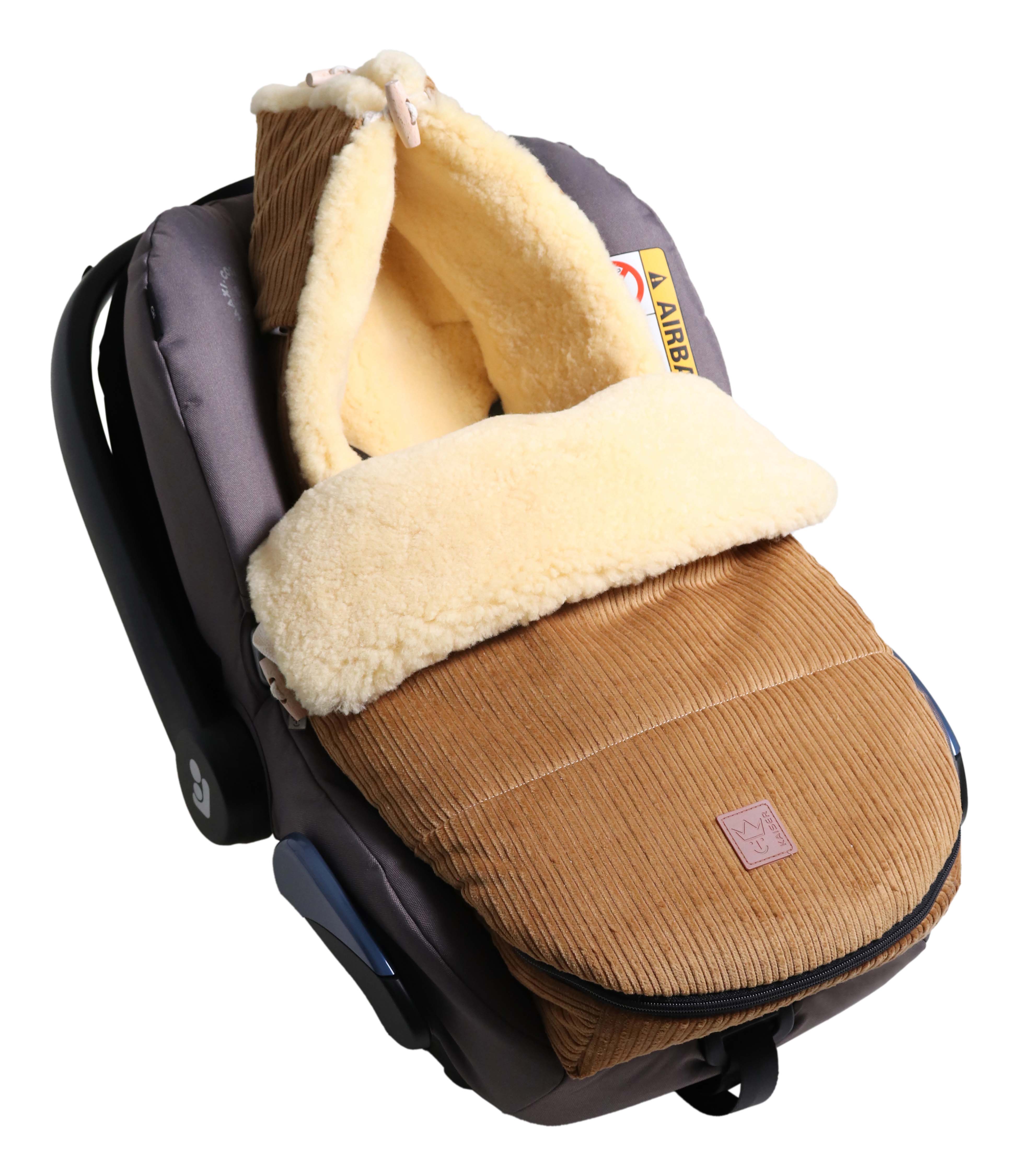 FILIA CORD Babyschalen Fußsack mit Lammfell in der Farbe camel in Babyschale eingesetzt