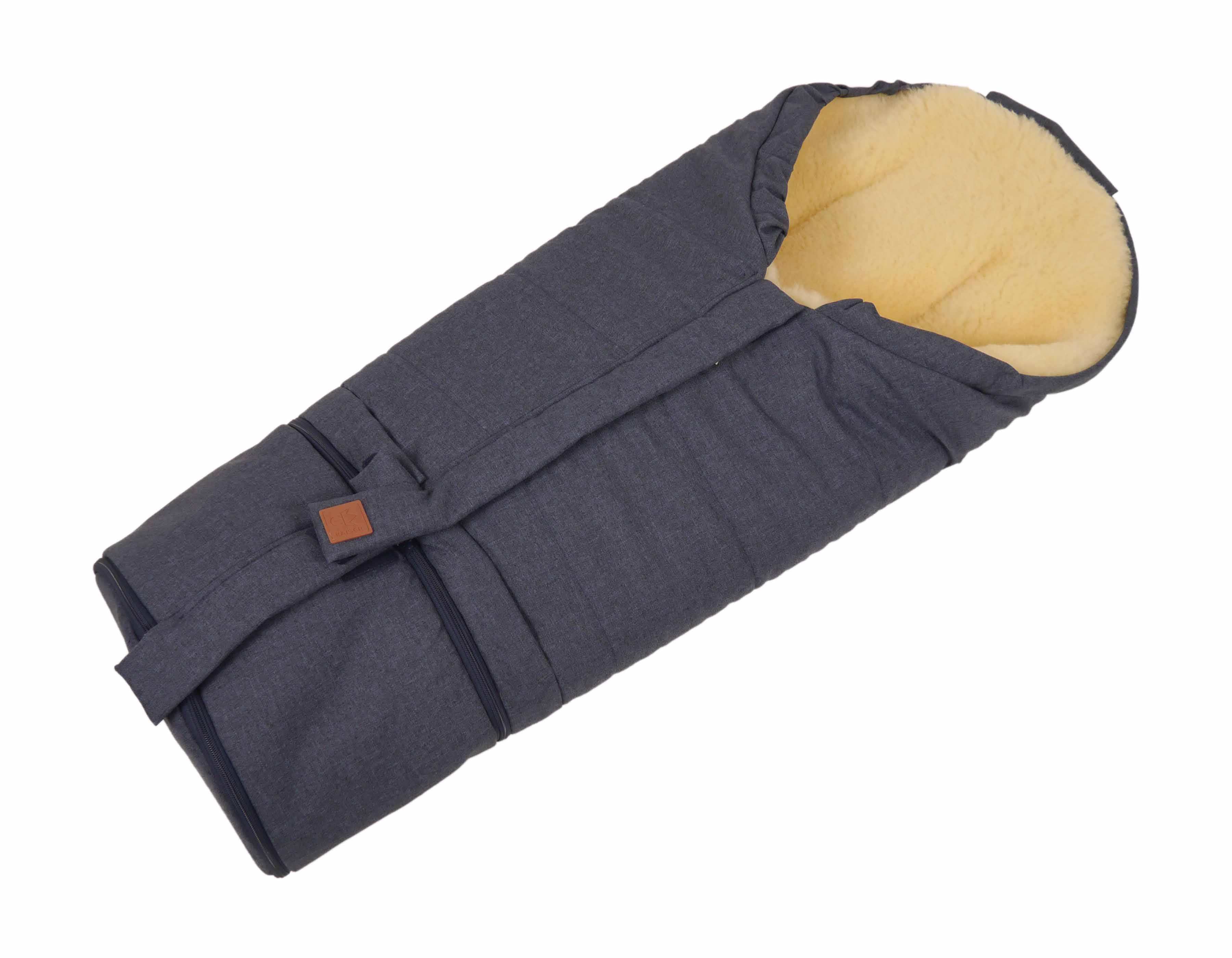 Fußsack mit dem Lammfell-Innenfutter in der Farbe navy melange liegt quer