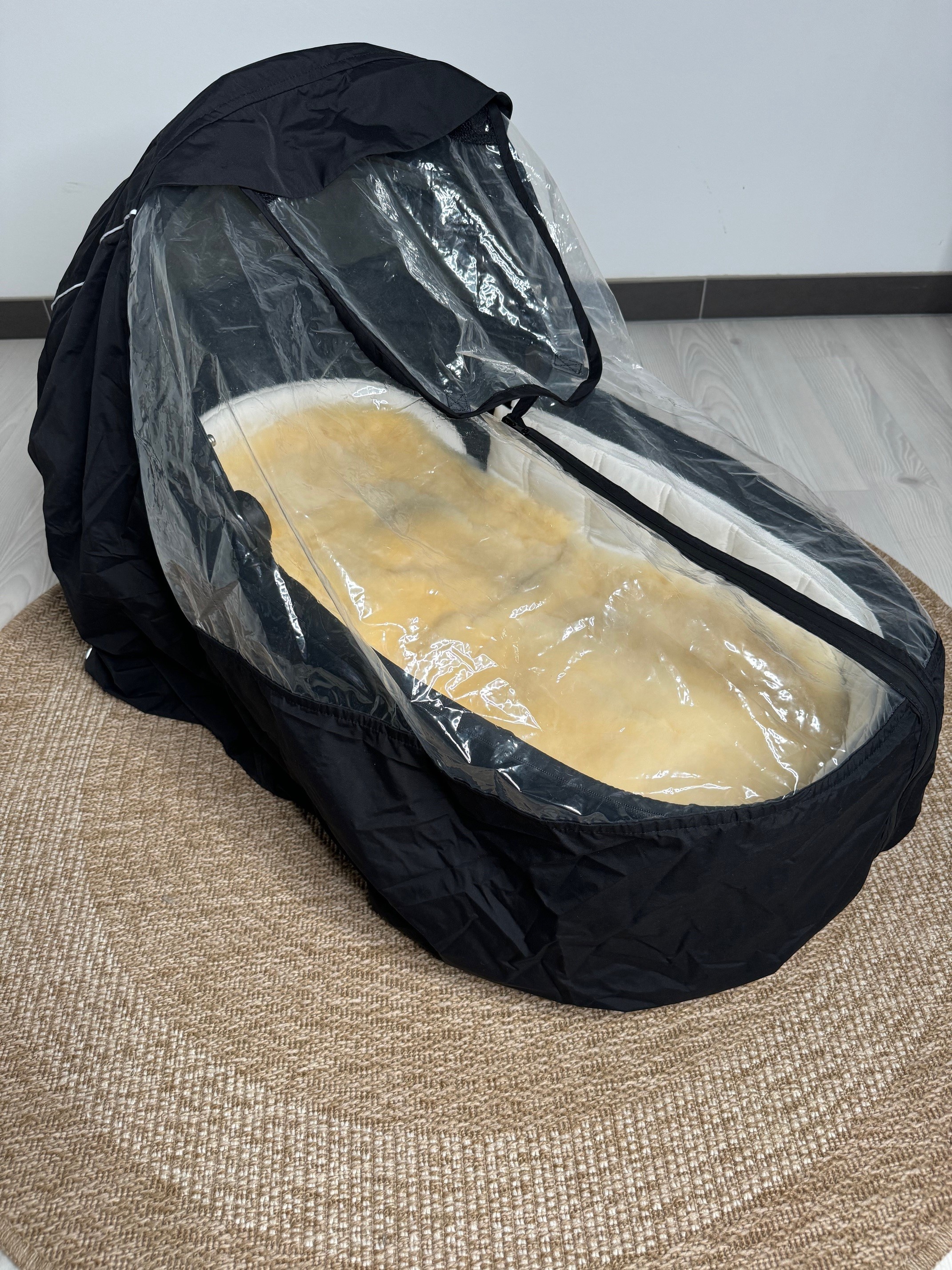 Regenschutz universal an Babywanne mit Lammfelleinlage befestigt