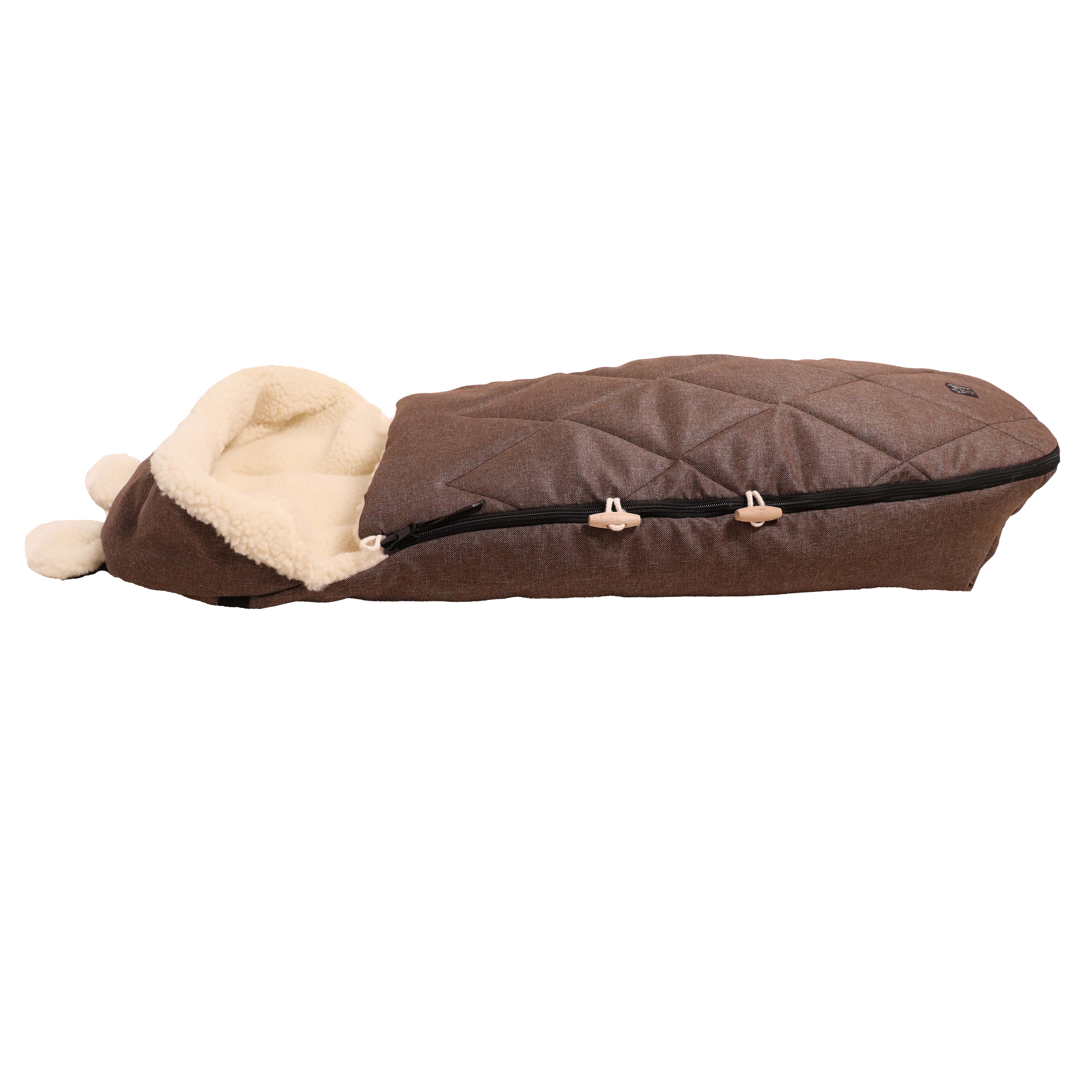 Fußsack in braun mit Schafwolle-Innenfutter liegt horizontal