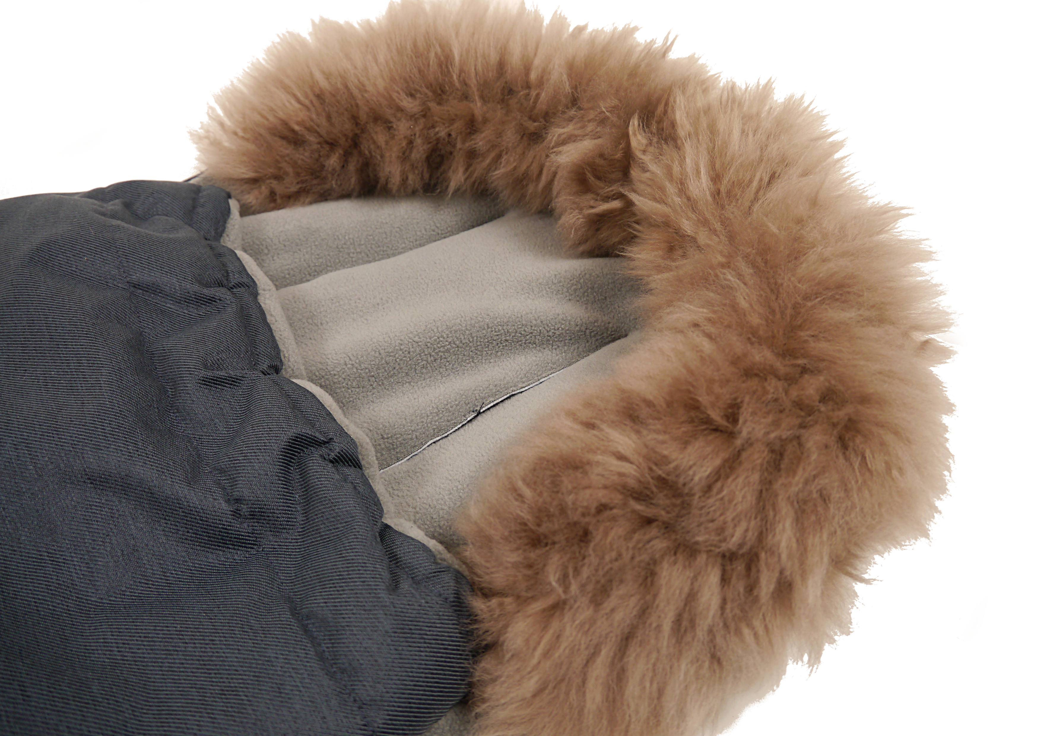 Detailaufnahme des braunen Fellrands am Kaiser Fußsack