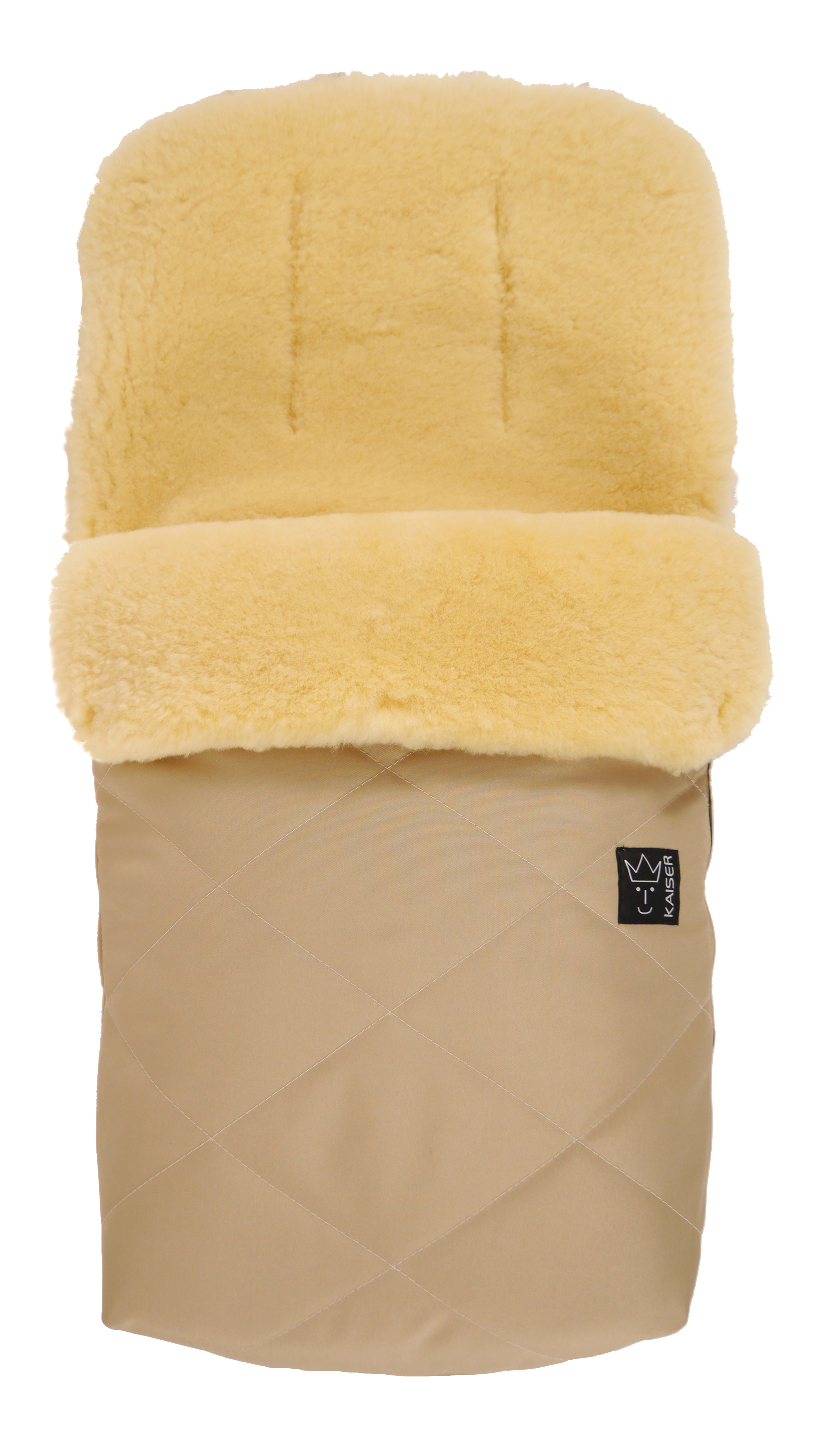 Fußsack mit dem Lammfell-Innenfutter in der Farbe sand und schwarzem „Kaiser“-Logo auf der Vorderseite
