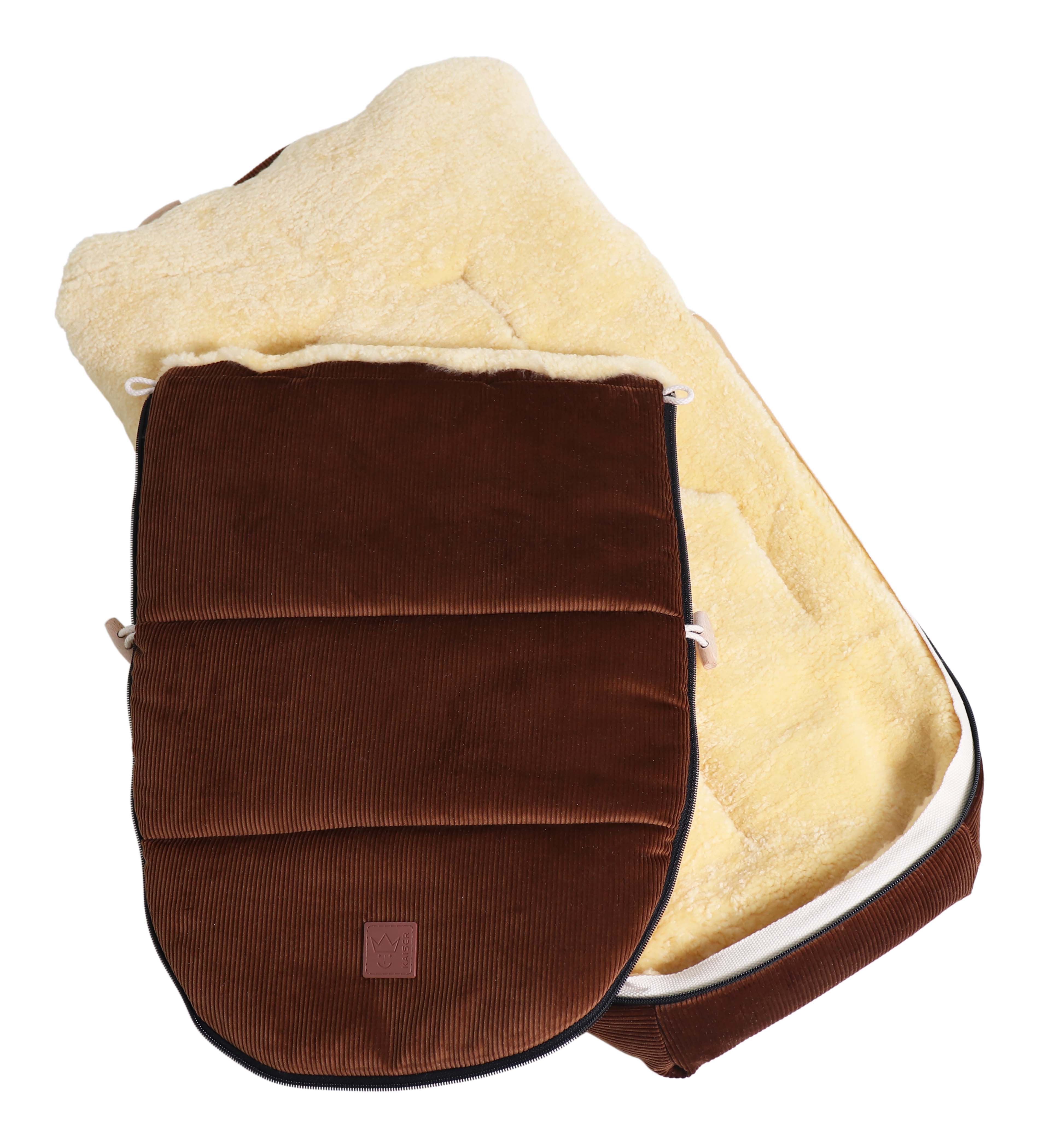 Geöffneter FILIA CORD Babyschalen Fußsack mit Lammfell in der Farbe brown