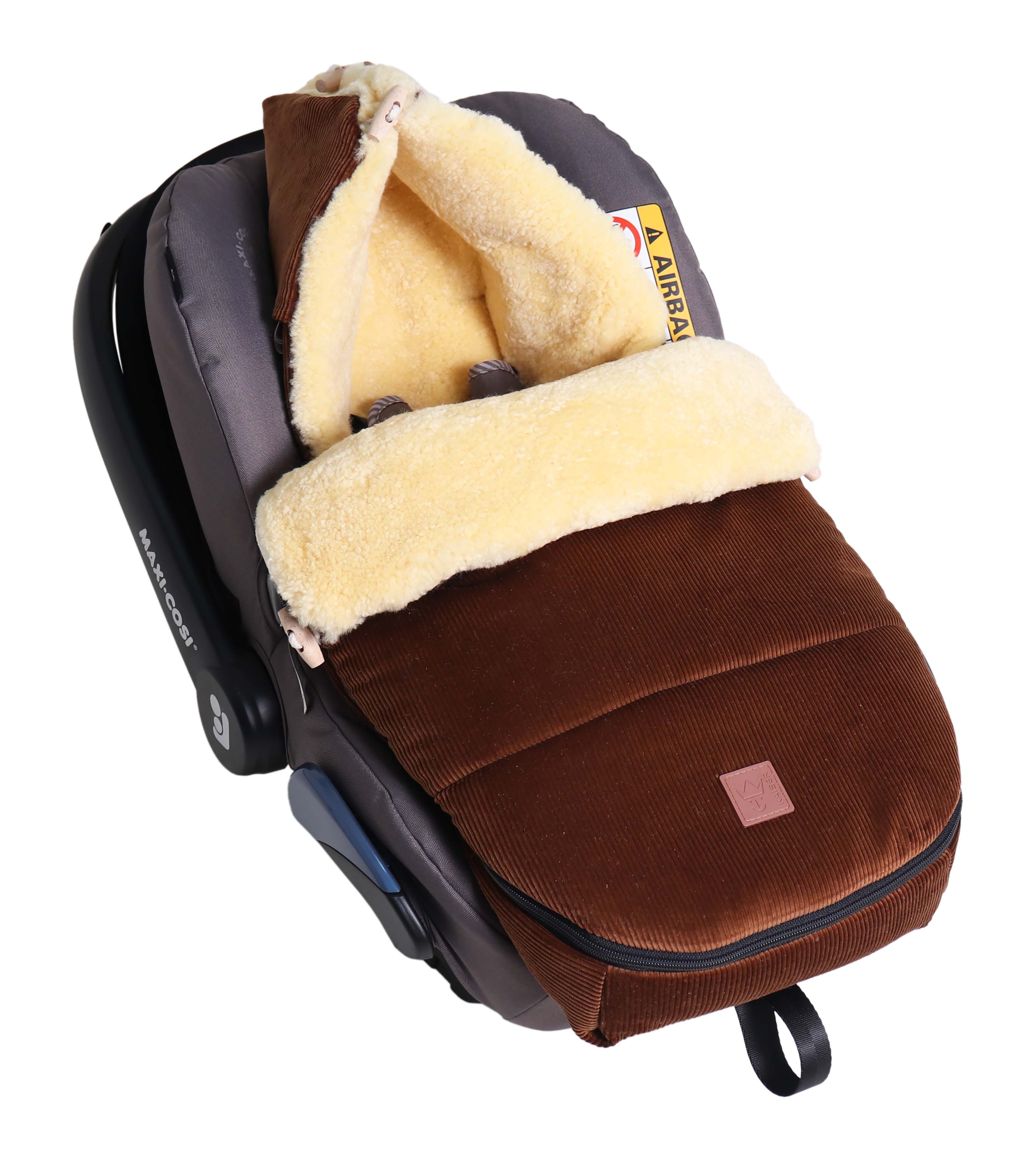 FILIA CORD Babyschalen Fußsack mit Lammfell in der Farbe brown in Babyschale eingesetzt