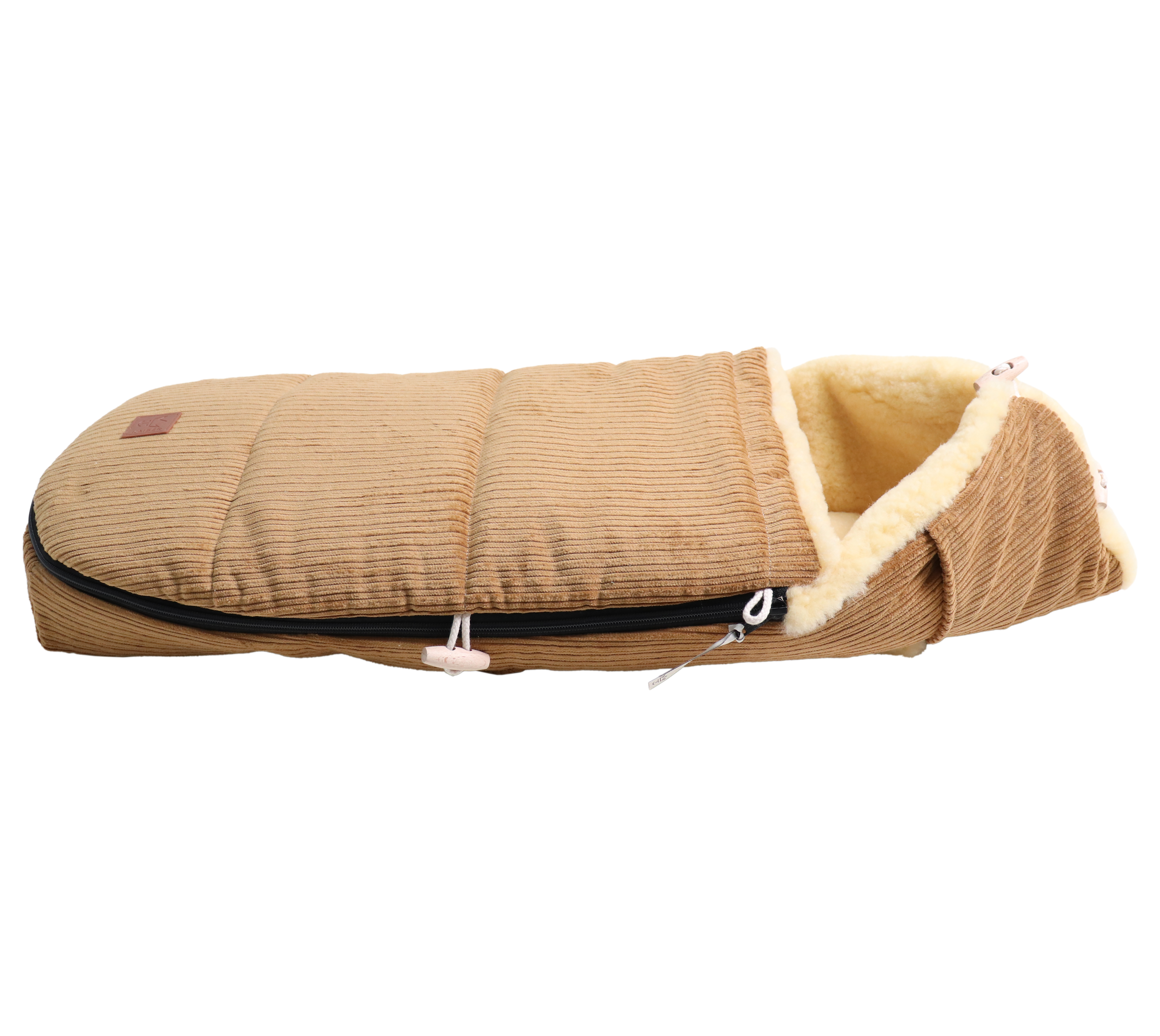 FILIA CORD Babyschalen Fußsack mit Lammfell in der Farbe camel, Seitenansicht liegend