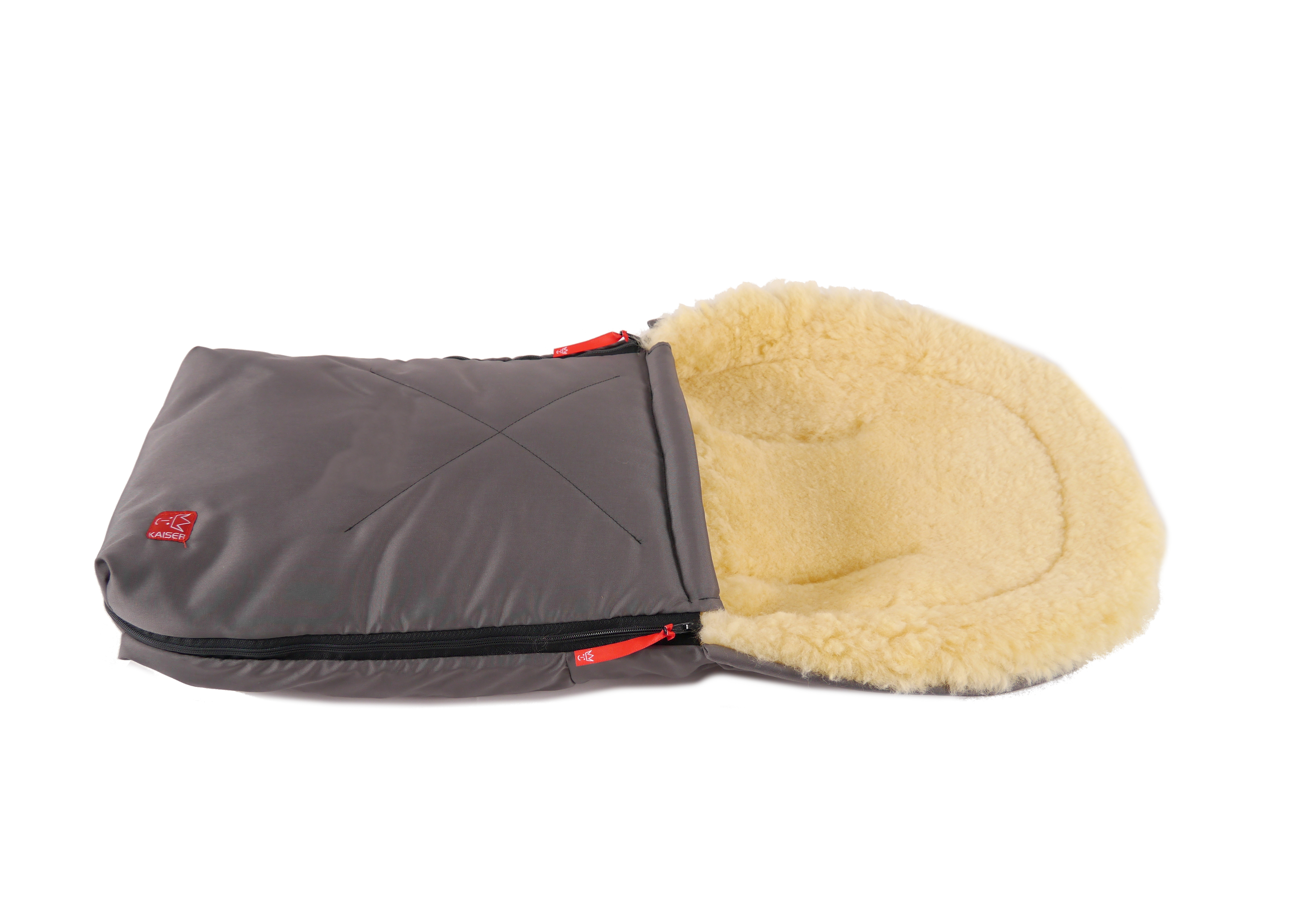 Lammfell-Fußsack von Kaiser, liegend, seitlich geöffnet