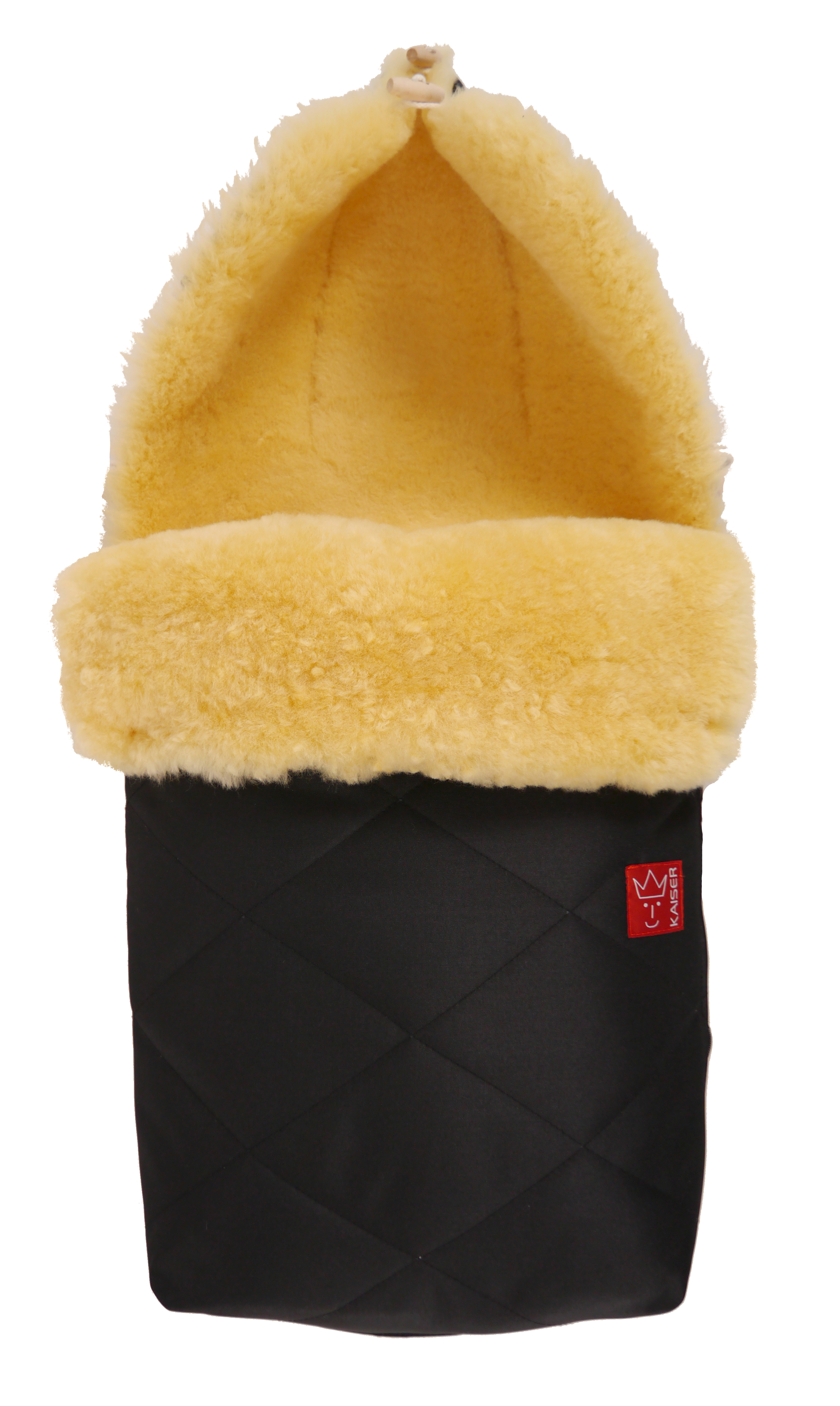 Lammfell-Fußsack in der Farbe schwarz, mit weichem, gelbem Innenfutter und rotem „Kaiser“-Logo auf der Vorderseite.