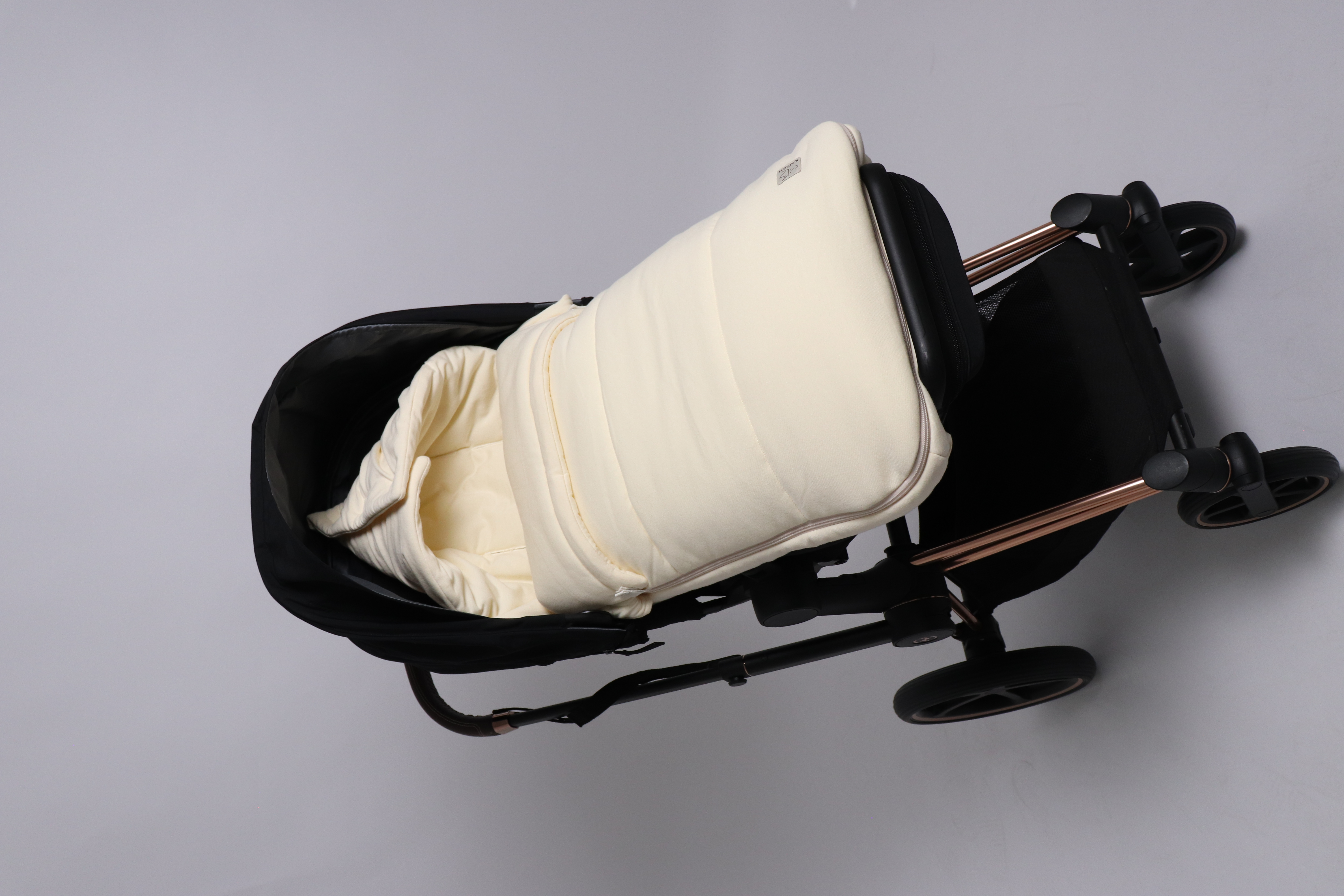 Sommer Fußsack in der Farbe vanille ice in einem Kinderwagen eingesetzt