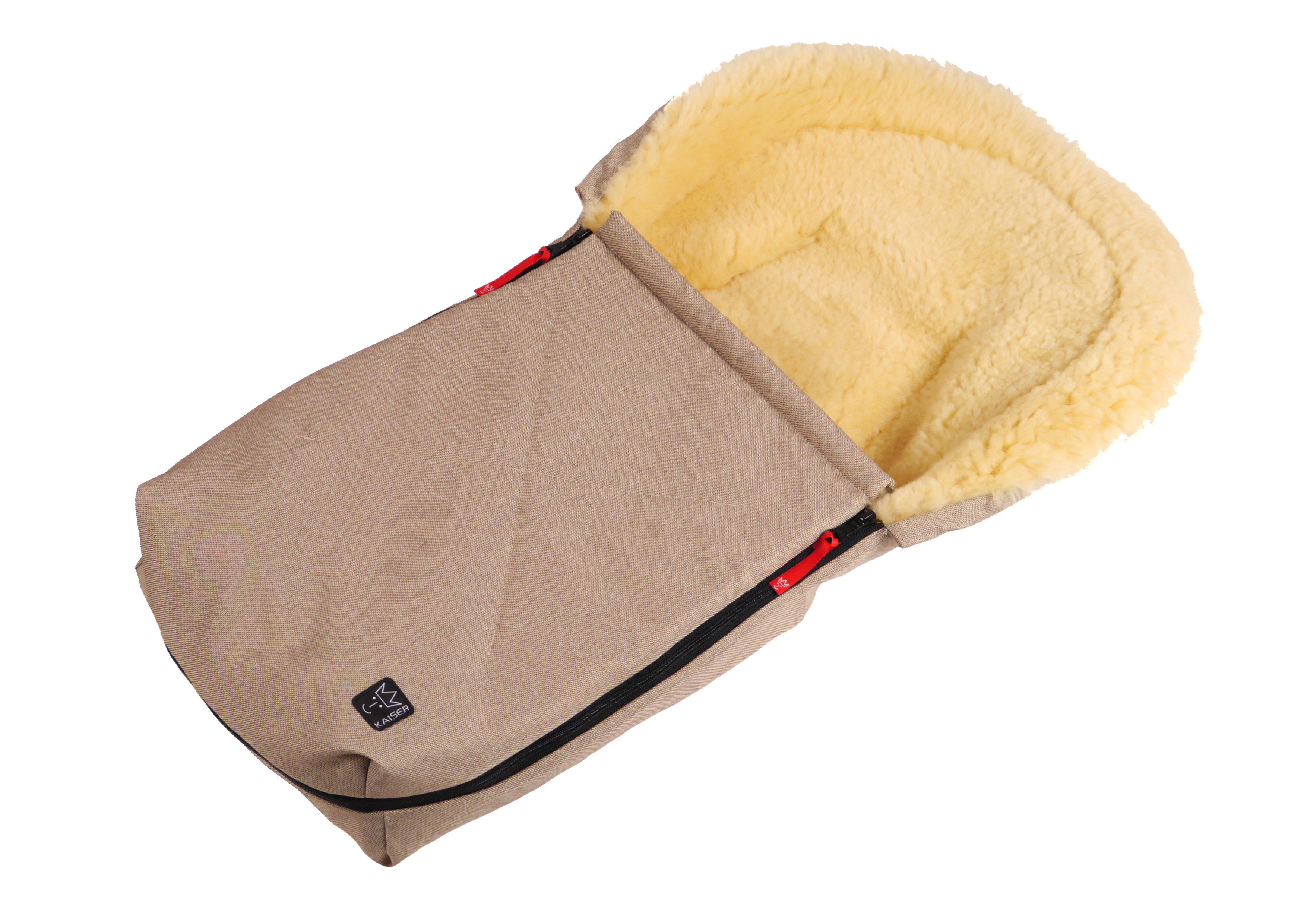 Lammfell-Fußsack von Kaiser, geöffnet, seitliche Perspektive