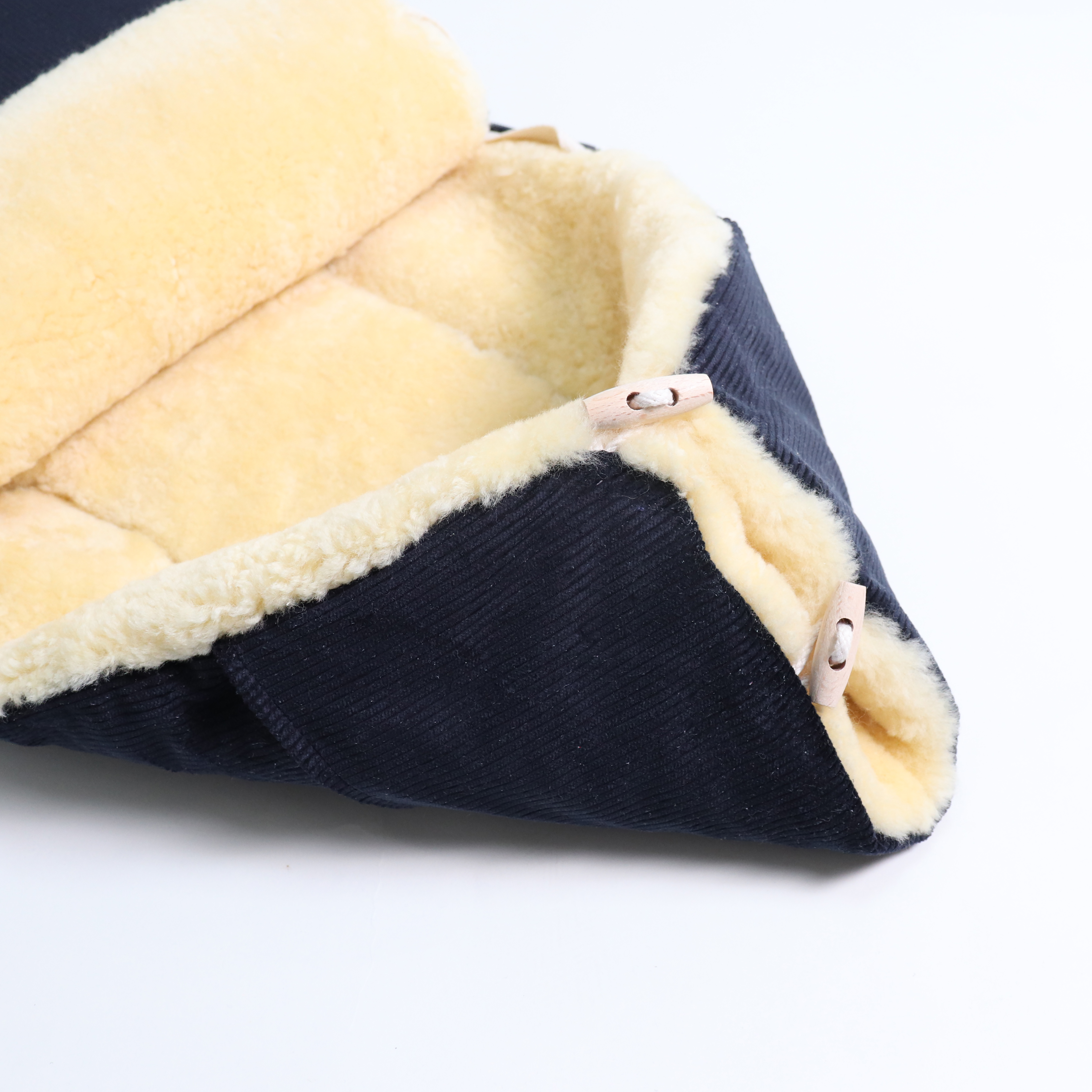 FILIA CORD Babyschalen Fußsack mit Lammfell in der Farbe dark blue sea Kapuzenansicht