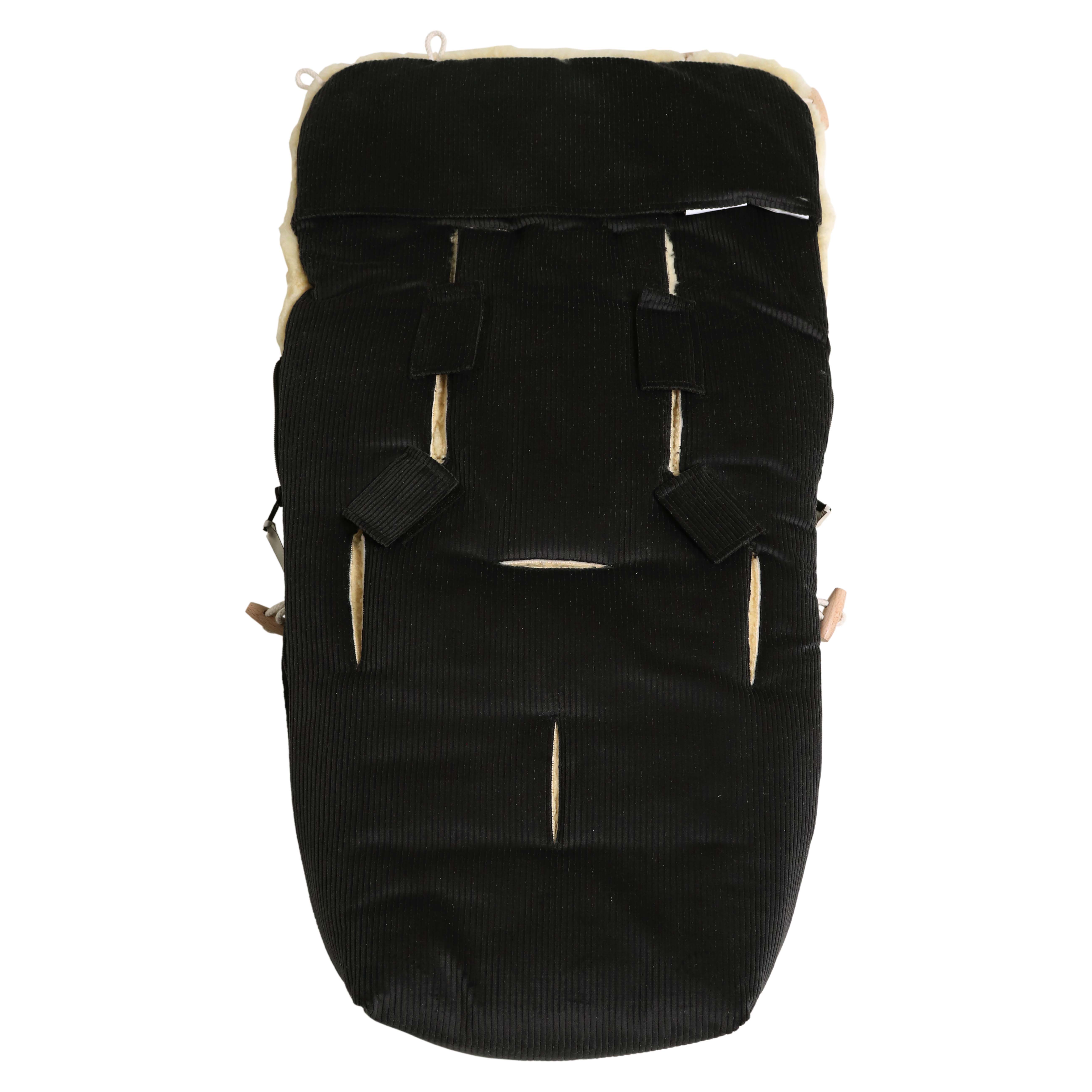 Rückseite FILIA CORD Babyschalen Fußsack mit Lammfell in der Farbe Black