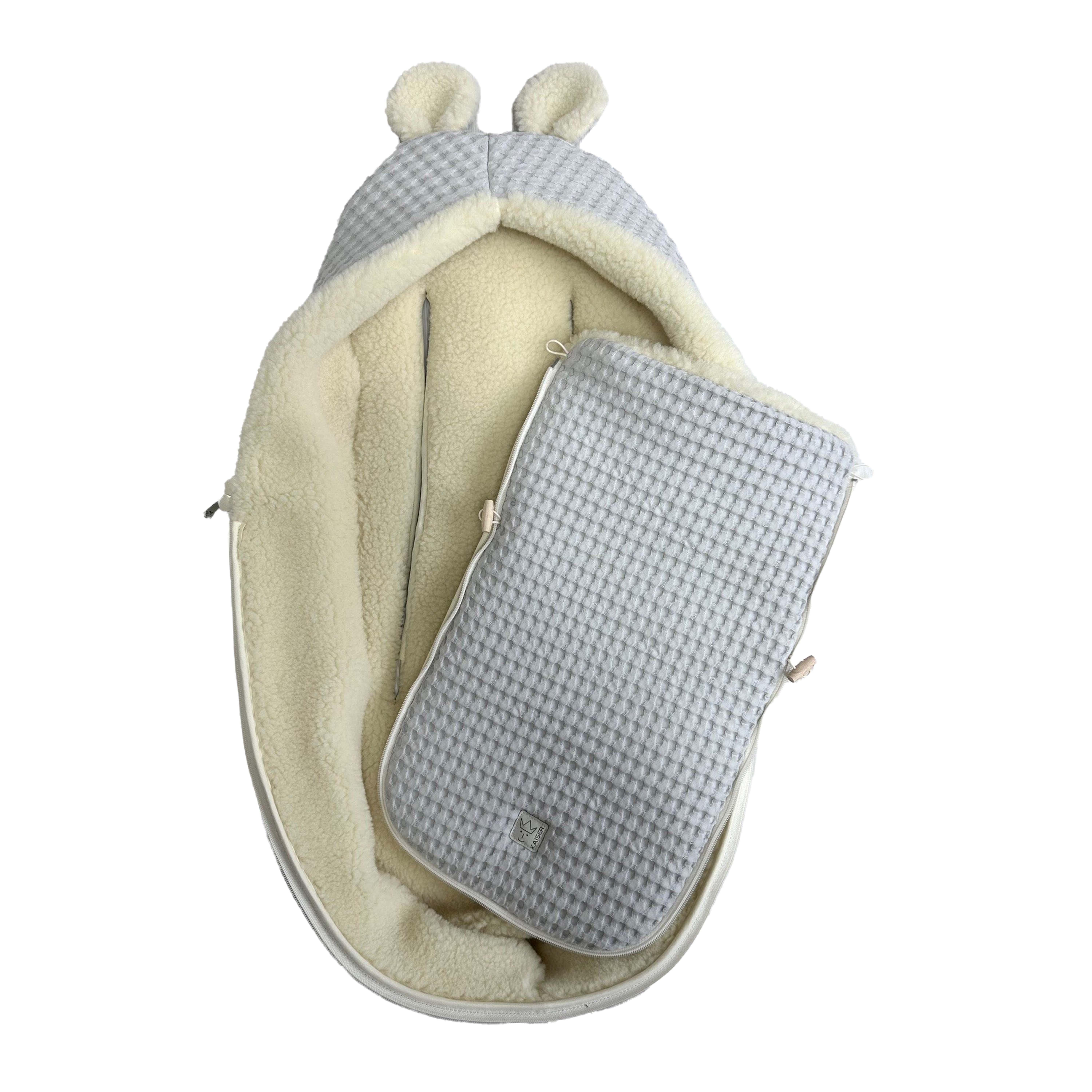 Geöffneter KUSCHELL S Babyschalen Fußsack light grey mit Ohren und Fleece-Innenfutter