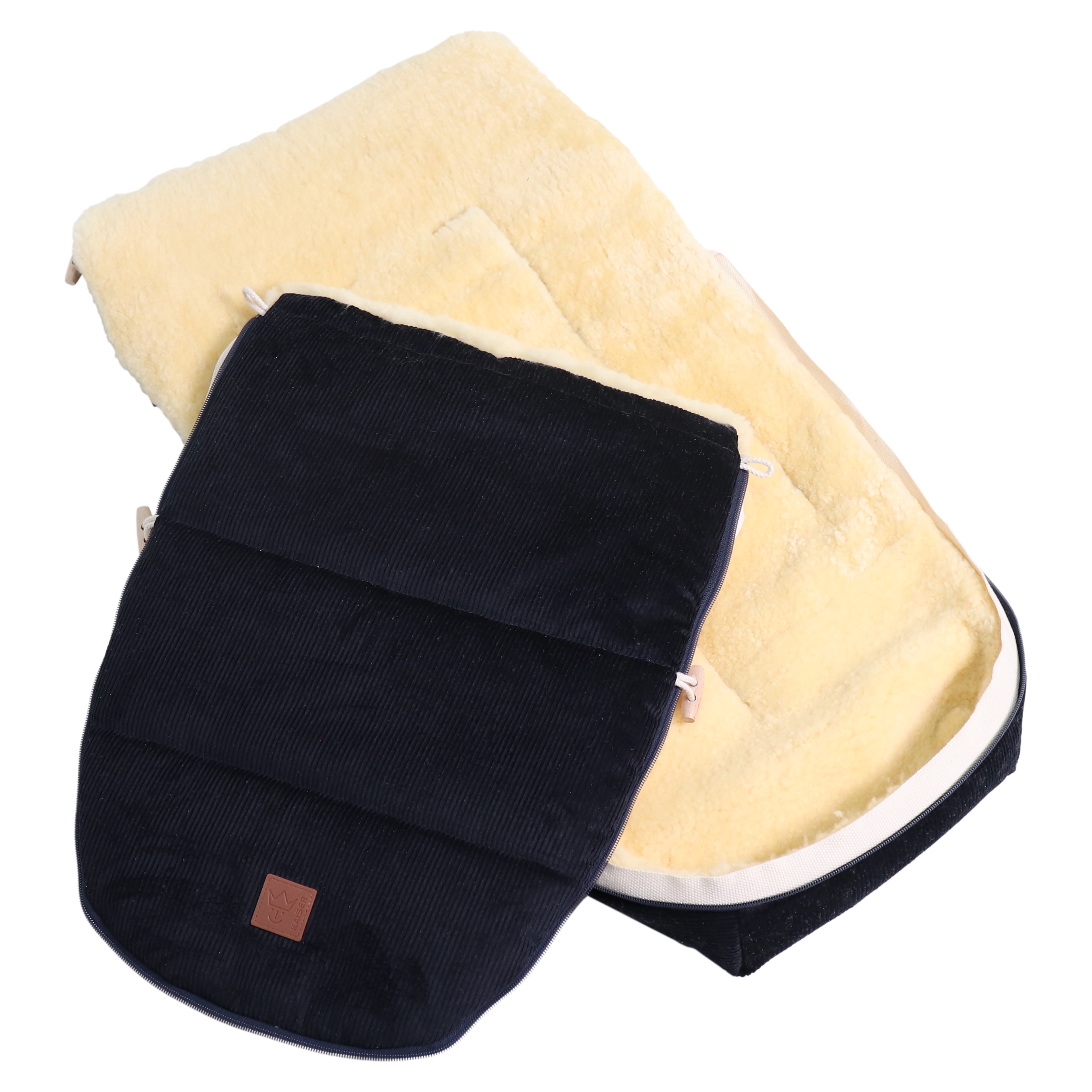 Geöffneter FILIA CORD Babyschalen Fußsack mit Lammfell in der Farbe dark blue sea