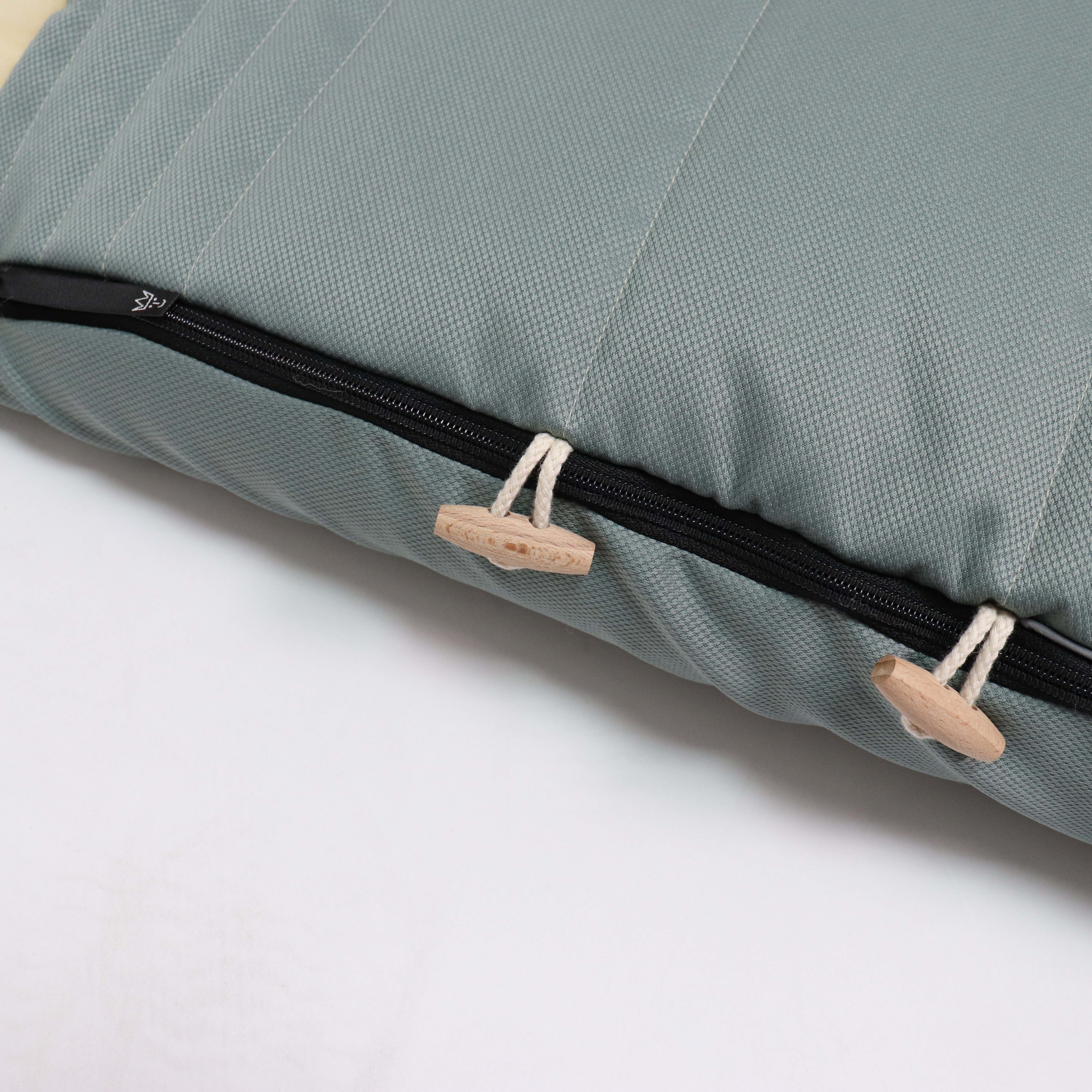 Reißverschluss des Fußsacks mit dem Lammfell-Innenfutter in der Farbe slit green