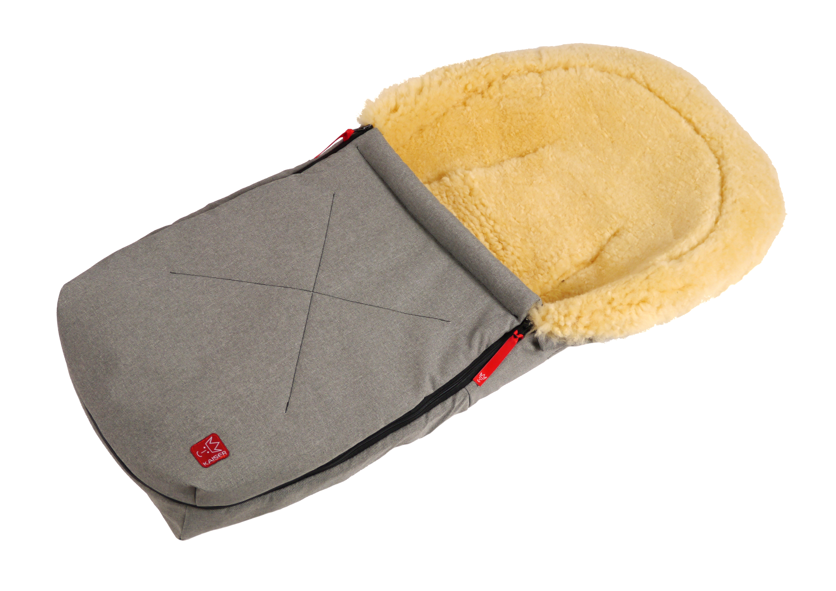 Lammfell-Fußsack von Kaiser, geöffnet, seitliche Perspektive