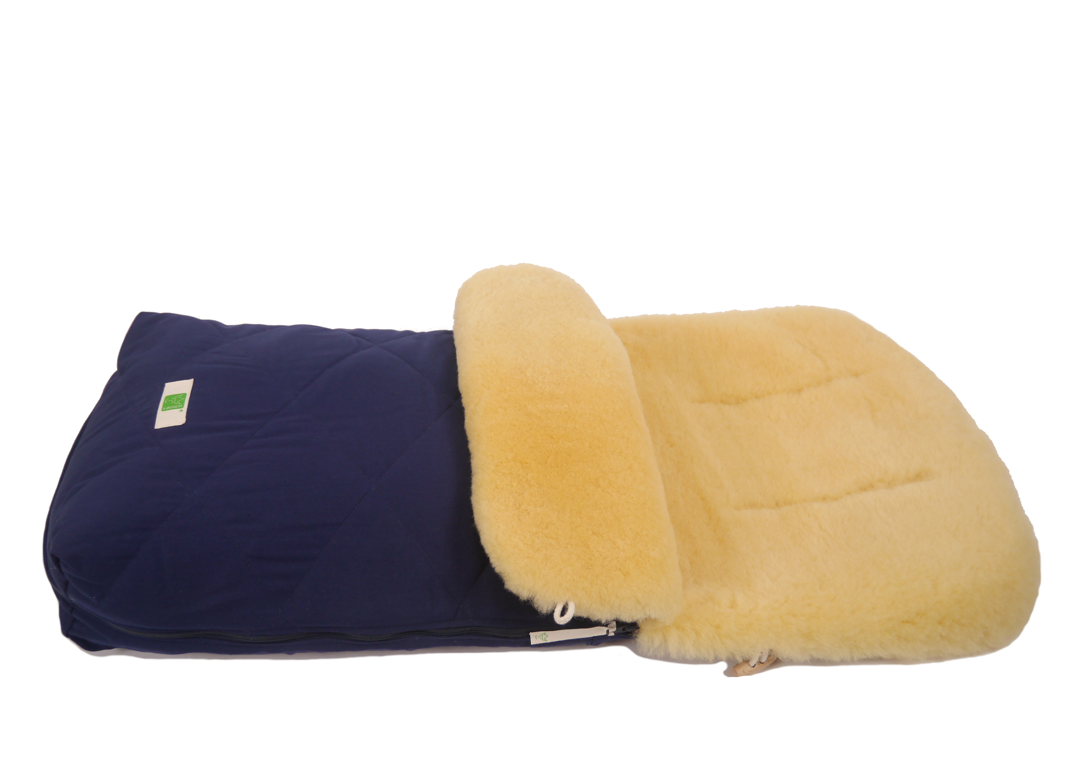Fußsack mit dem Lammfell-Innenfutter in der Farbe navy liegt horizontal