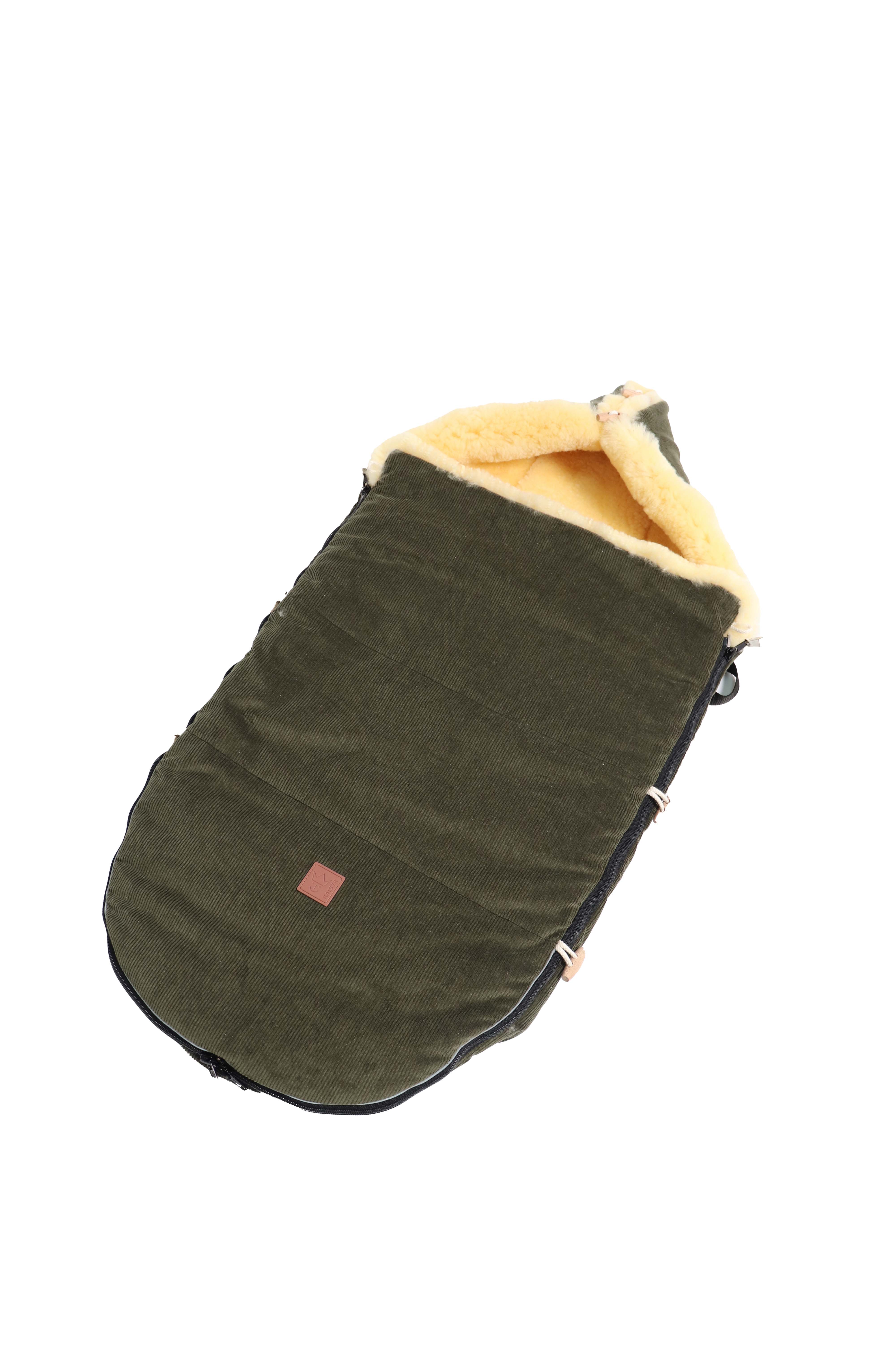 Fußsack mit dem Lammfell-Innenfutter in der Farbe olive-green liegt quer