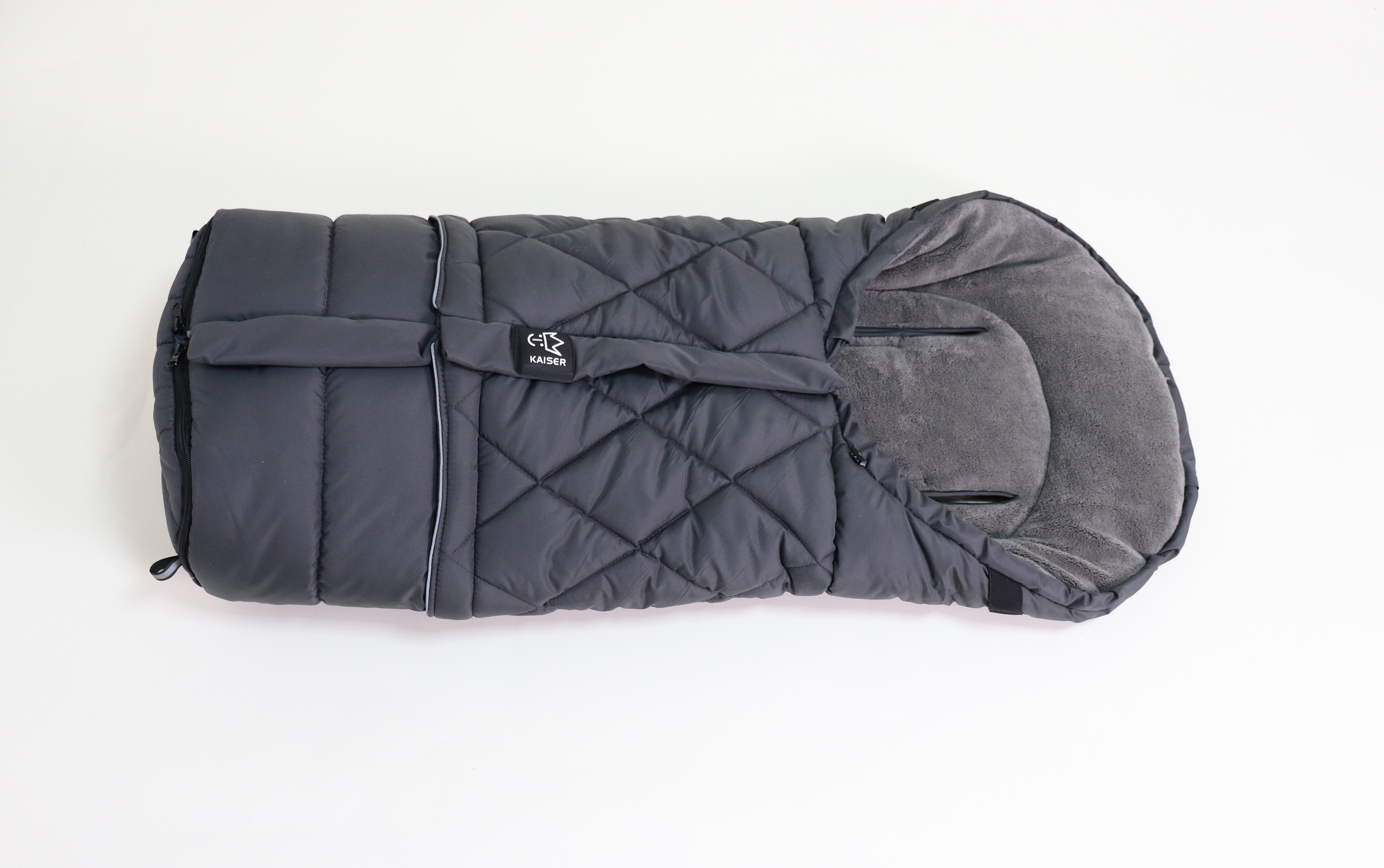 Fußsack mit einem Sherpa-Futter in der Farbe anthrazit liegt horizontal