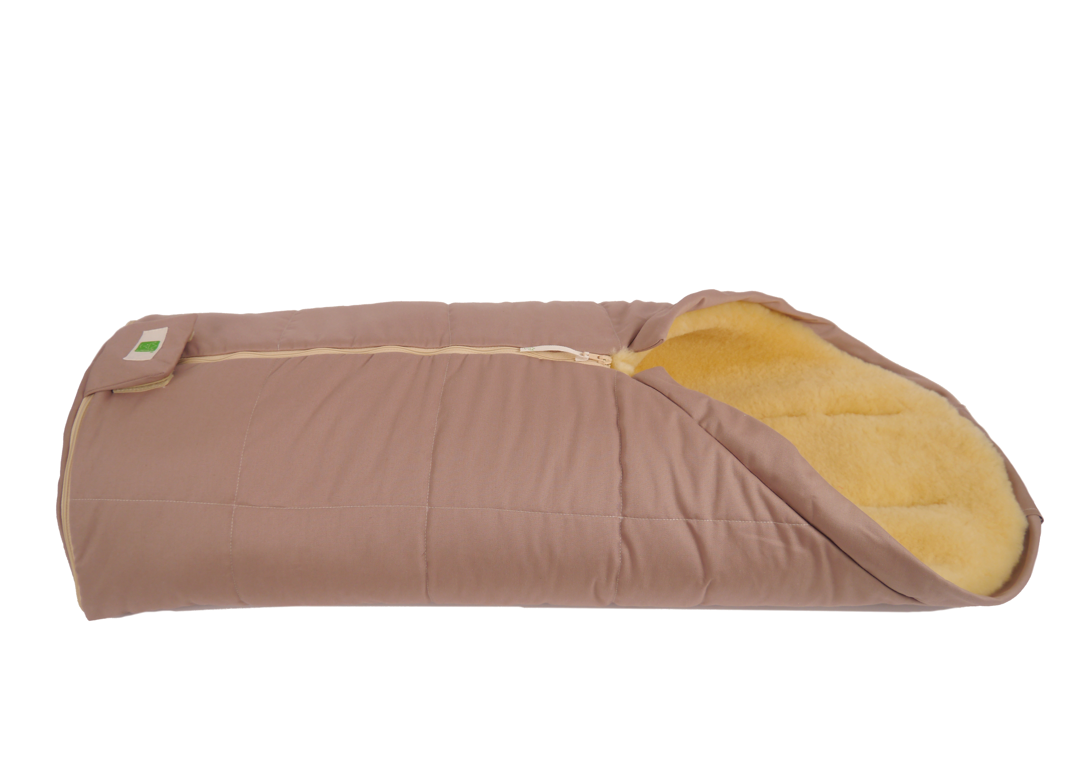 Fußsack mit dem Lammfell-Innenfutter in der Farbe sand liegt quer