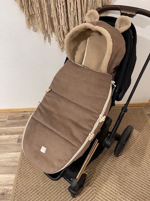 HAU KEA Fußsack in der Farbe caribou in einem Kinderwagen eingesetzt