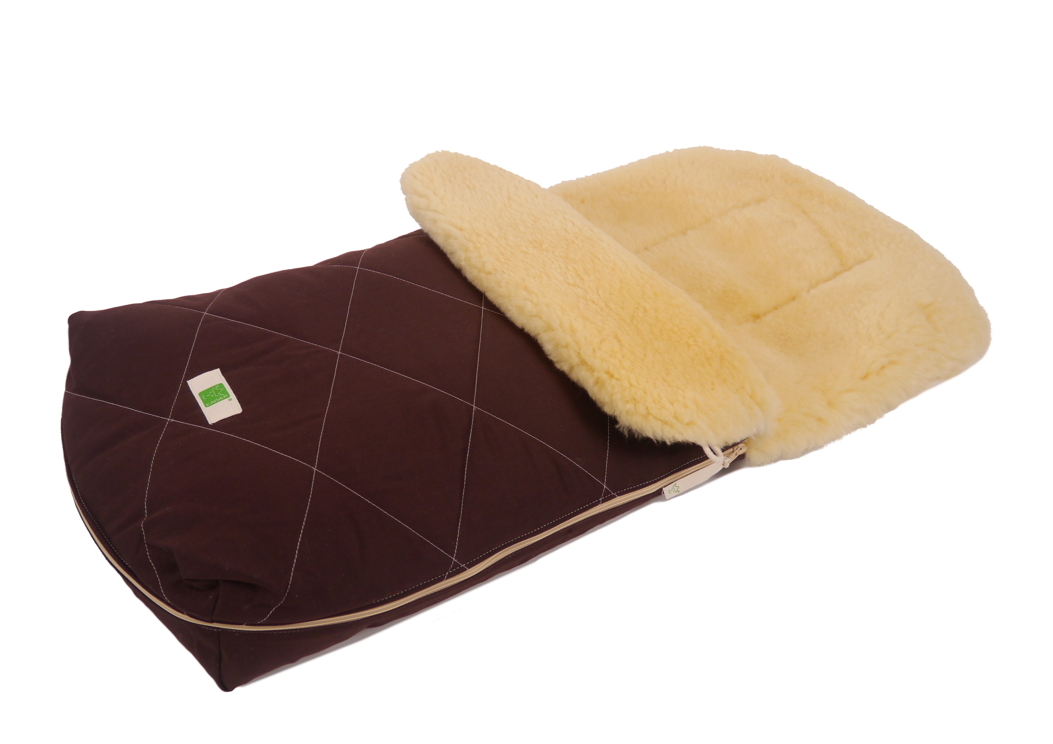 Fußsack mit dem Lammfell-Innenfutter in der Farbe Brown liegt quer