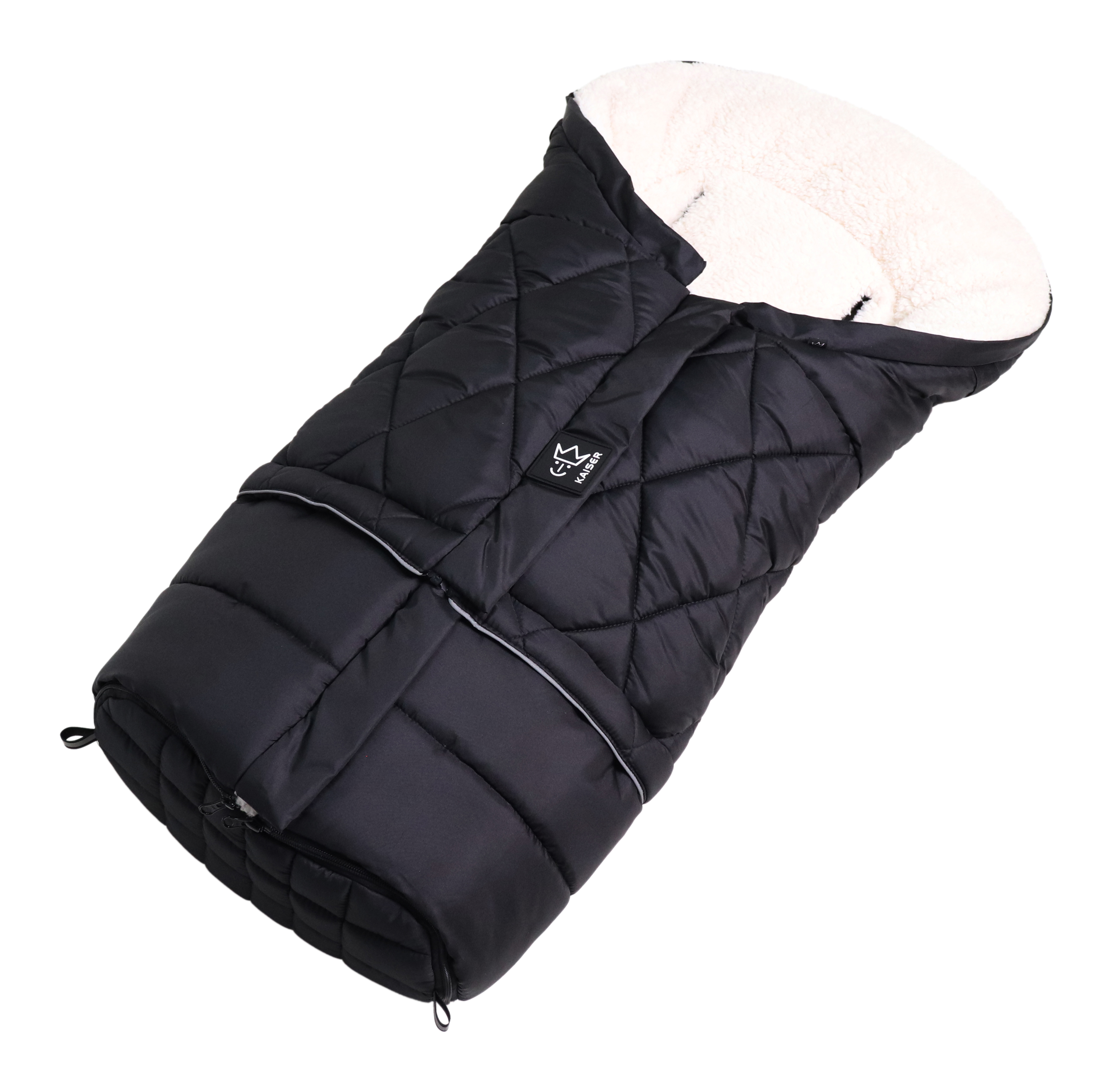 Fußsack mit einem Sherpa-Futter in der Farbe schwarz/creme liegt quer