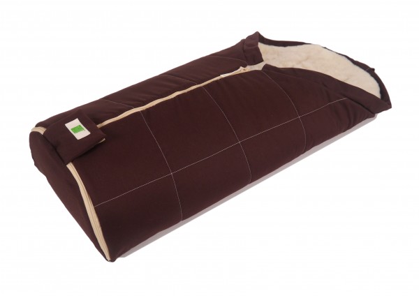 Seitenansicht Winterfußsack in der Farbe braun für Kinderwagen mit Lammfell