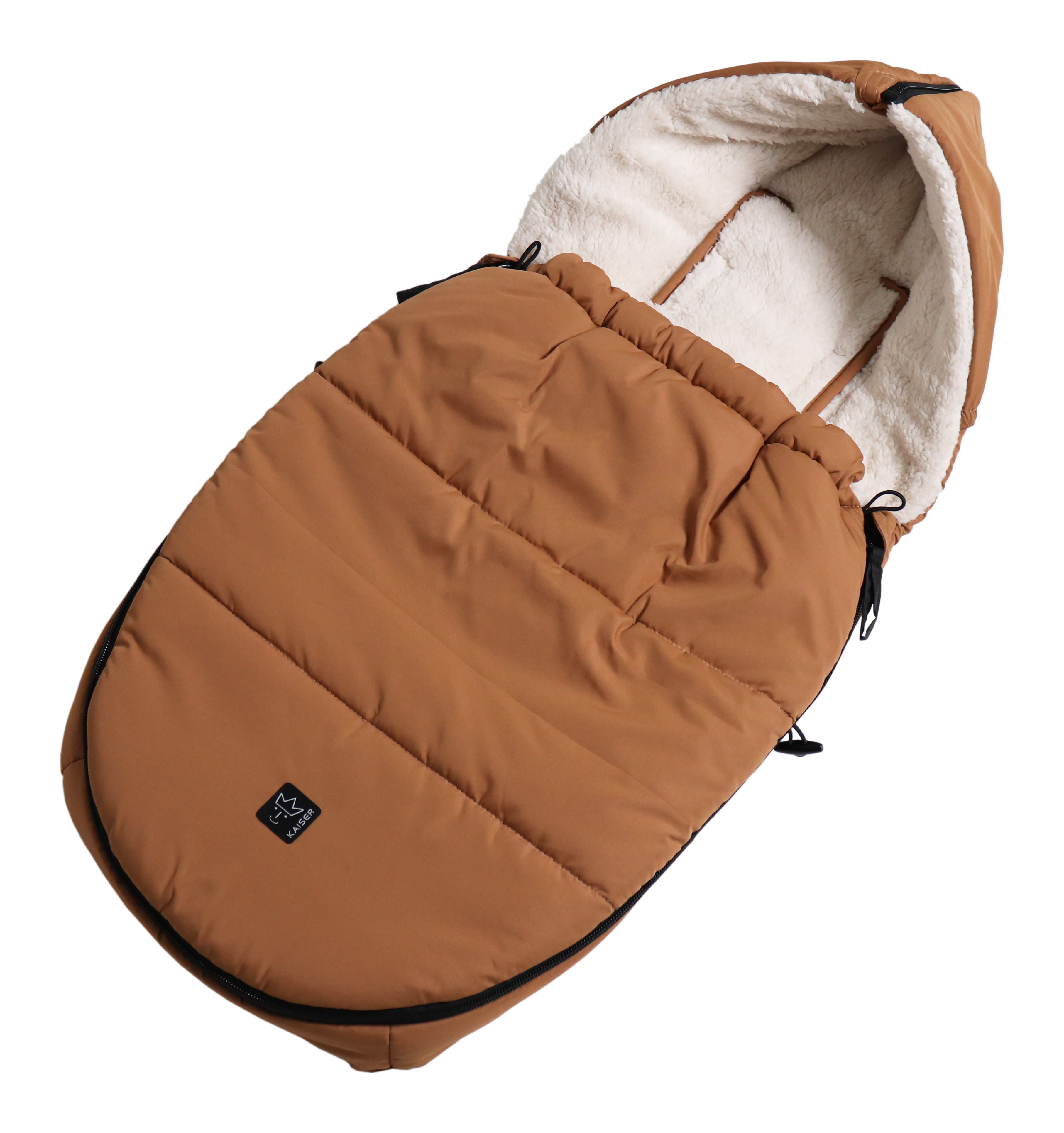 Fußsack mit weißem Fleece-Innenfutter für Babyschale in der Farbe camel schräg fotografiert