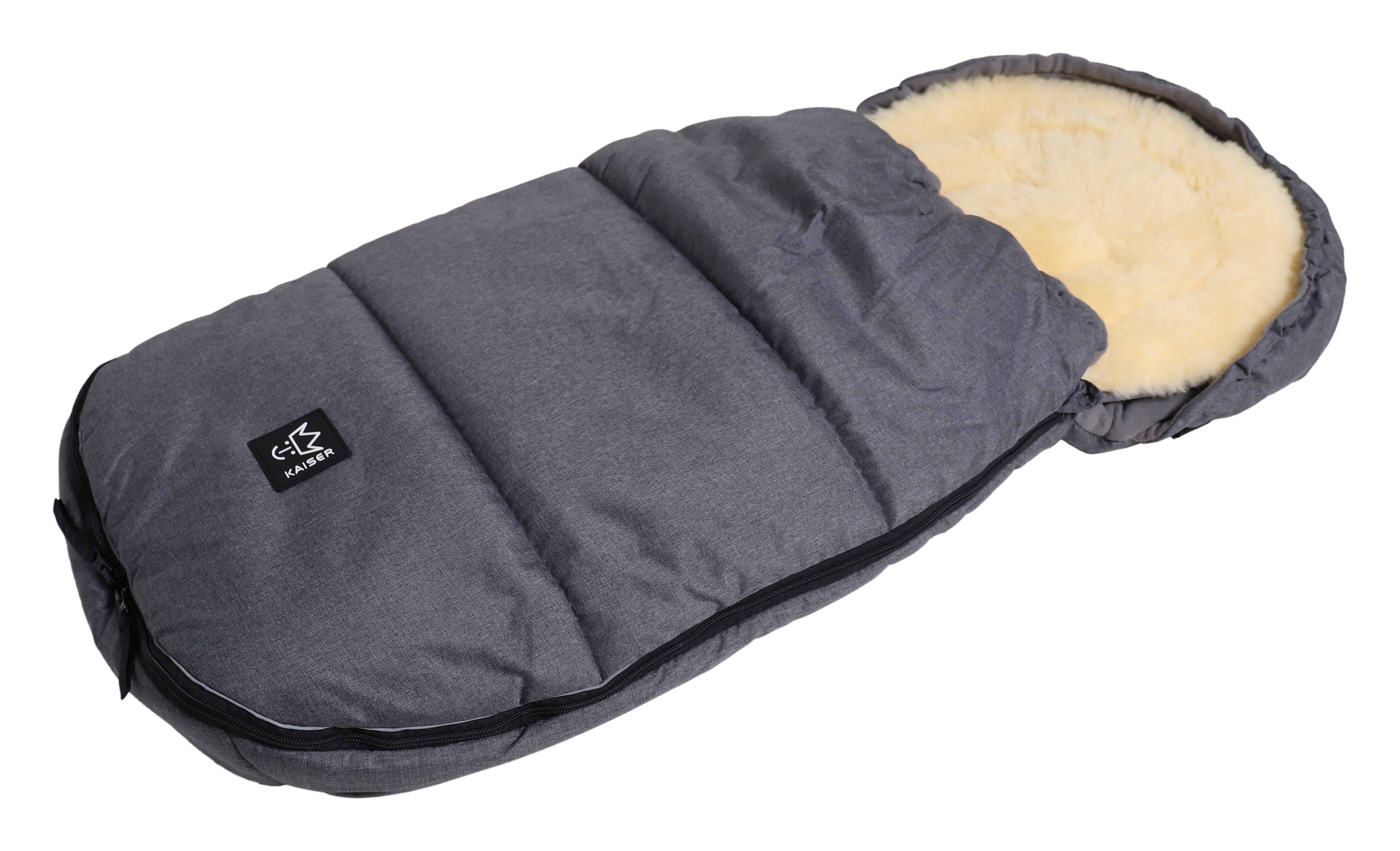 Thermofußsack aus Fleece in der Farbe black melange mit herausnehmbarer Schaffelleinlage liegt quer